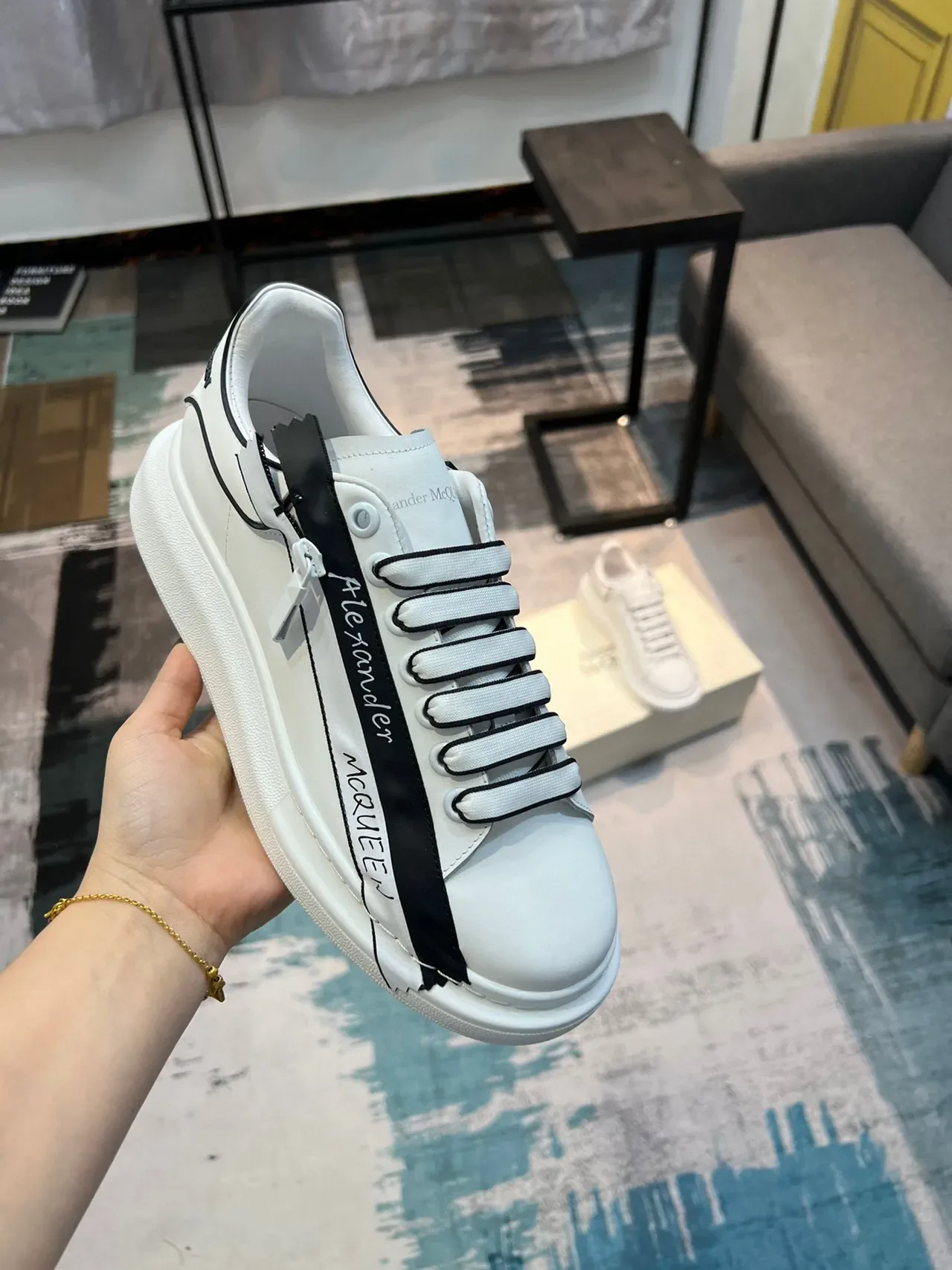 Alexander McQueen Oversized 白色黑色胶带细节生活方式运动鞋 6