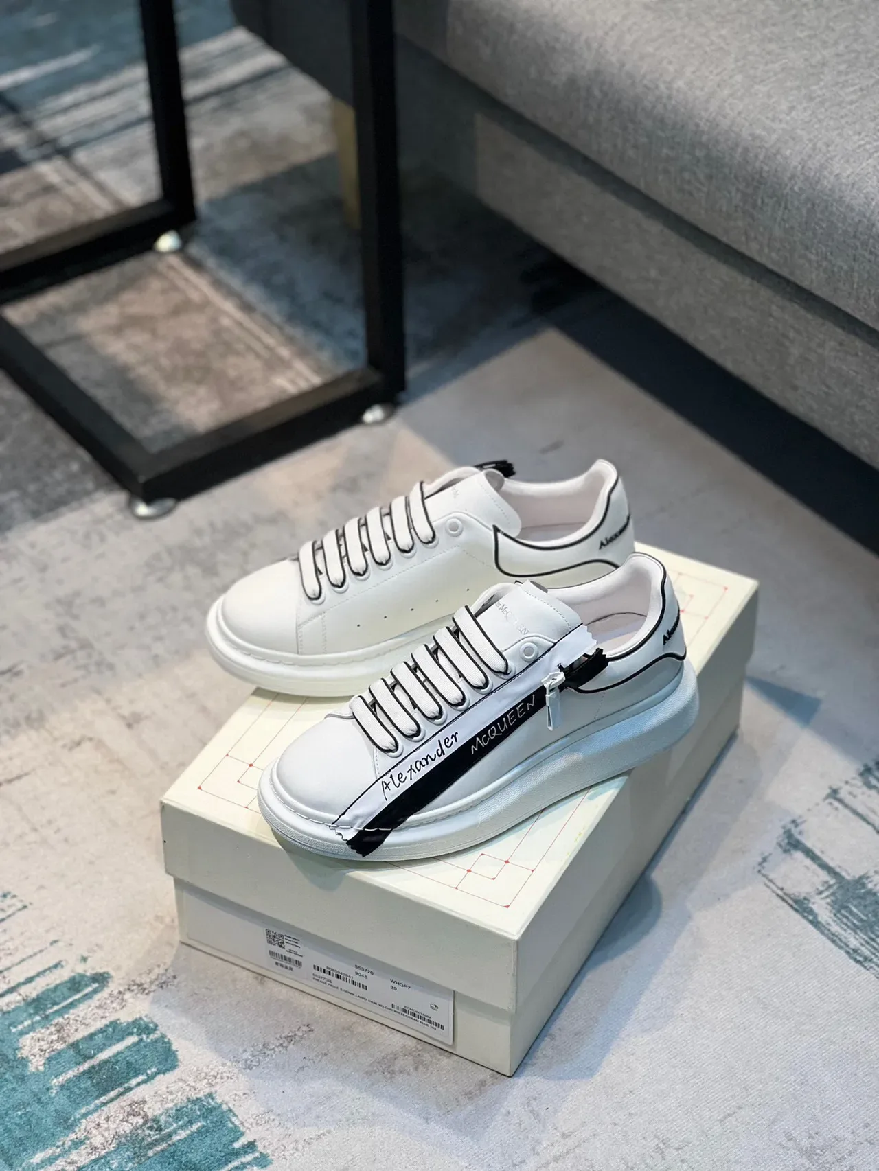 Alexander McQueen Oversized 白色黑色胶带细节生活方式运动鞋 7