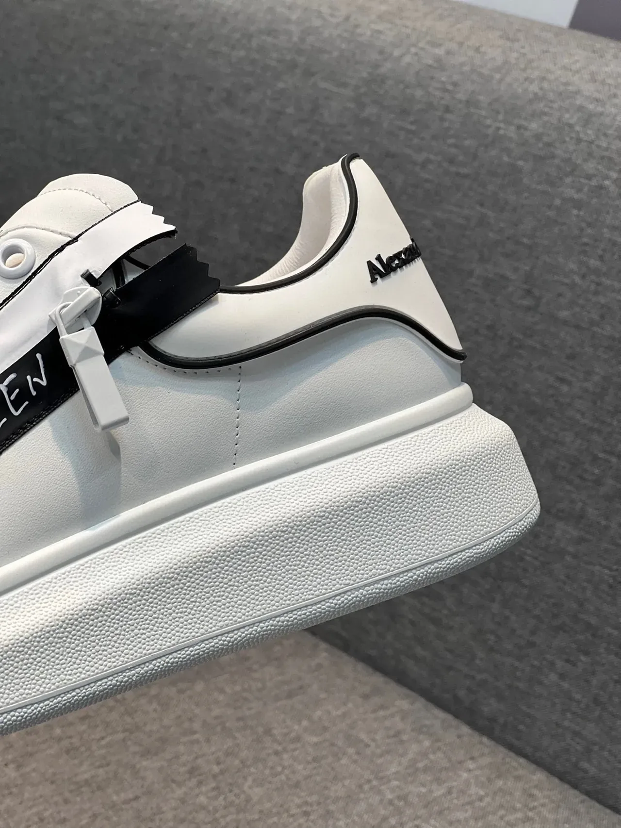 Alexander McQueen Oversized 白色黑色胶带细节生活方式运动鞋 8