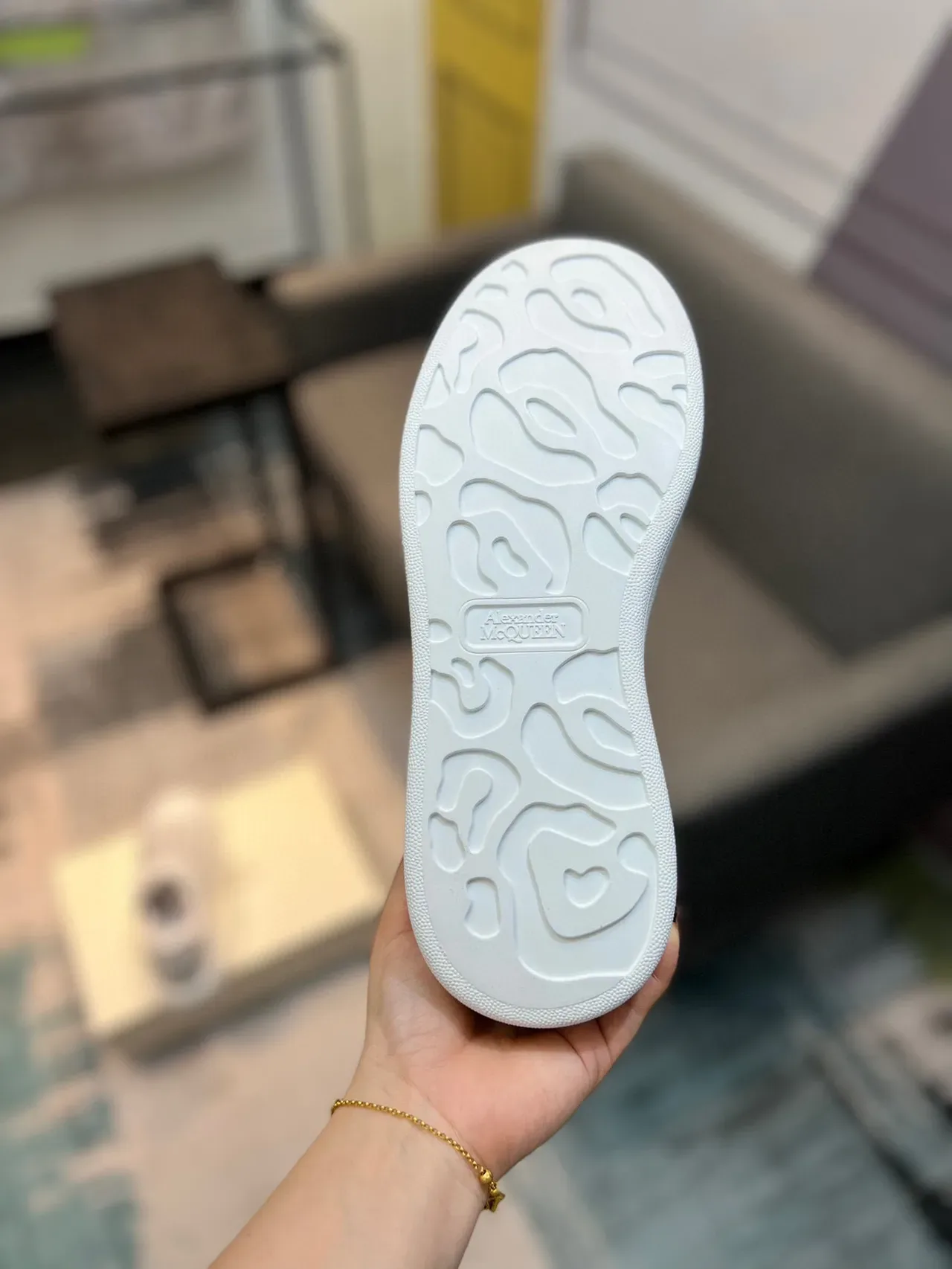 Alexander McQueen Oversized 白色黑色胶带细节生活方式运动鞋 9