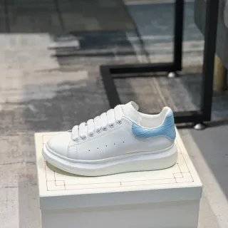 Alexander McQueen ओवरसाइज्ड स्नीकर सफेद नीली तलवाड़ परफोरेटेड टो लाइफस्टाइल स्नीकर