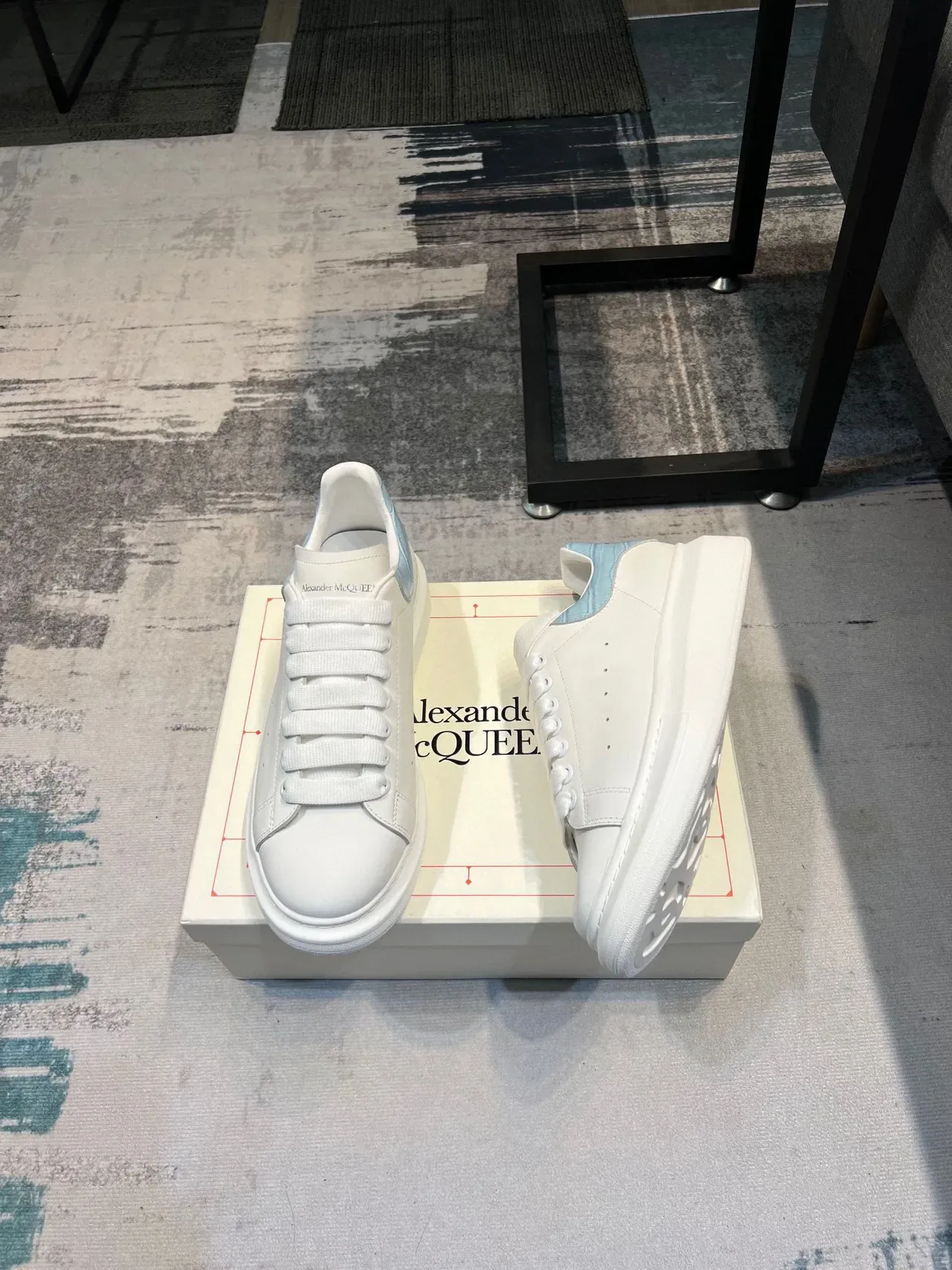 Alexander McQueen ओवरसाइज्ड स्नीकर सफेद नीली तलवाड़ परफोरेटेड टो लाइफस्टाइल स्नीकर 4