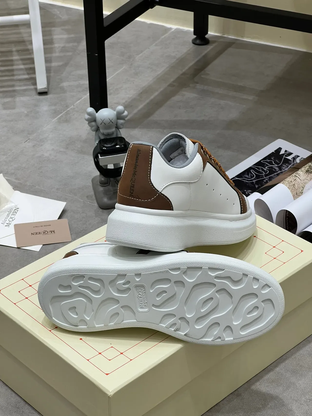 Alexander McQueen سنيكرز oversized أبيض وبني جلد lifestyle sneakers 2