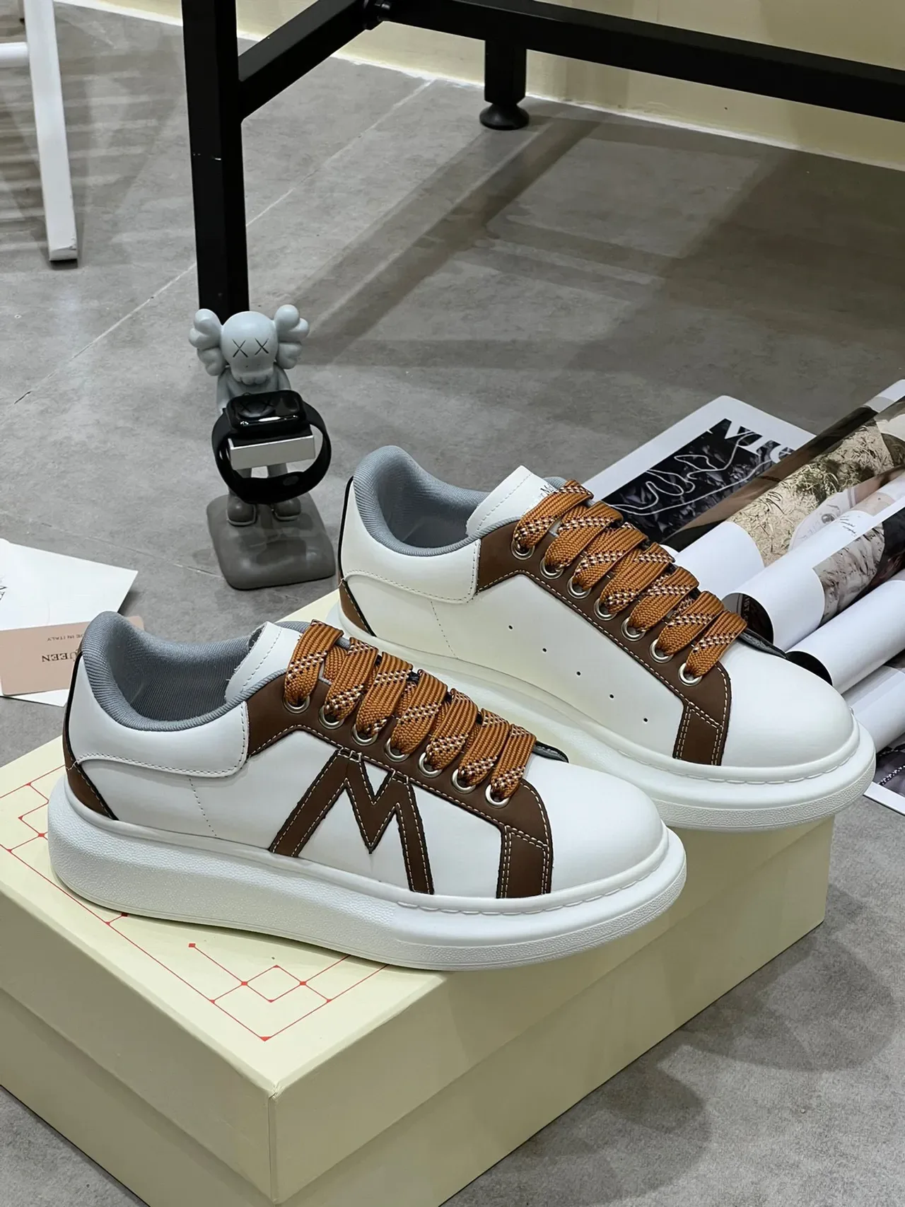 Alexander McQueen سنيكرز oversized أبيض وبني جلد lifestyle sneakers 3