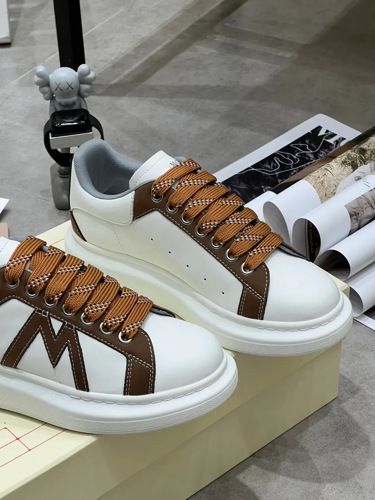 Alexander McQueen سنيكرز oversized أبيض وبني جلد lifestyle sneakers 4