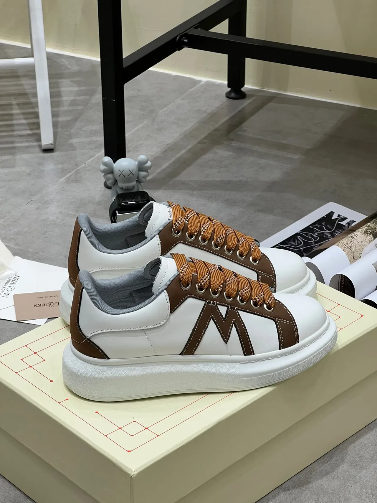 Alexander McQueen سنيكرز oversized أبيض وبني جلد lifestyle sneakers 5