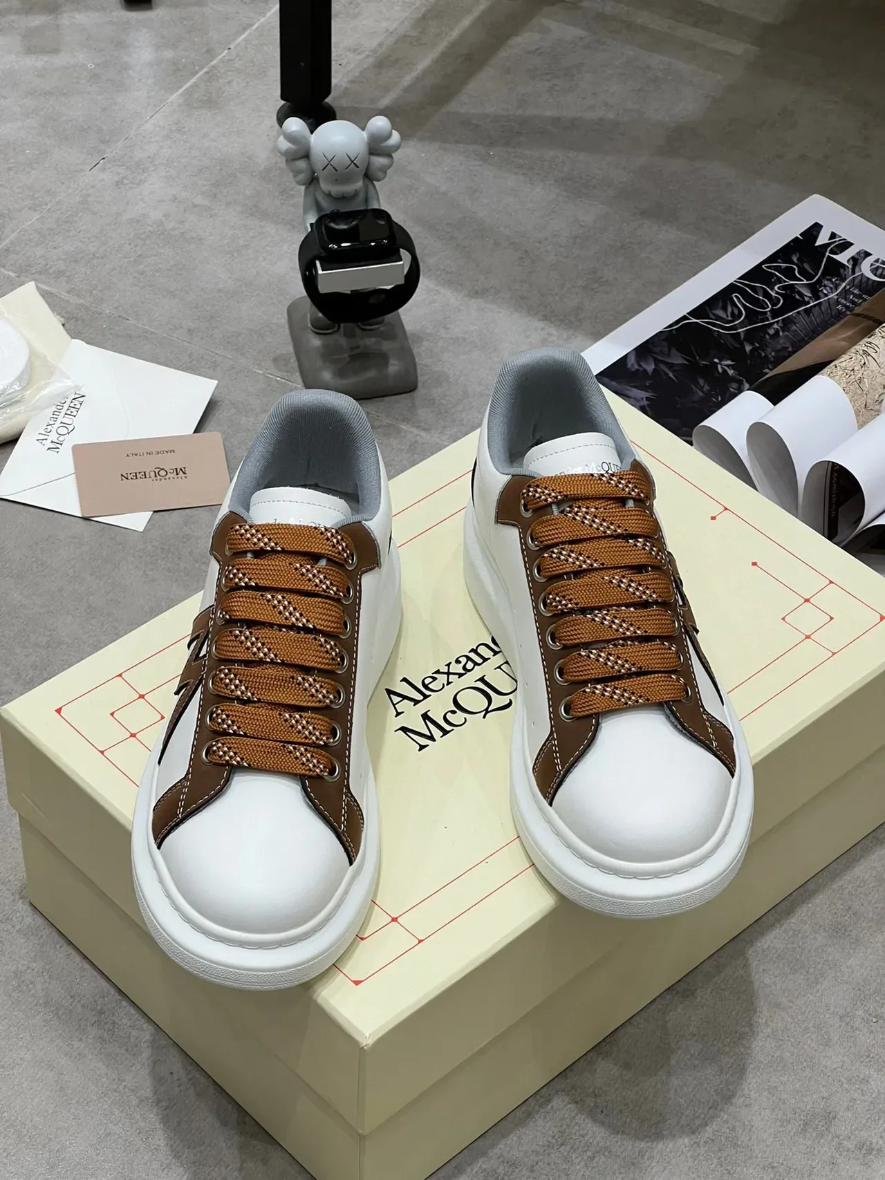 Alexander McQueen سنيكرز oversized أبيض وبني جلد lifestyle sneakers 6