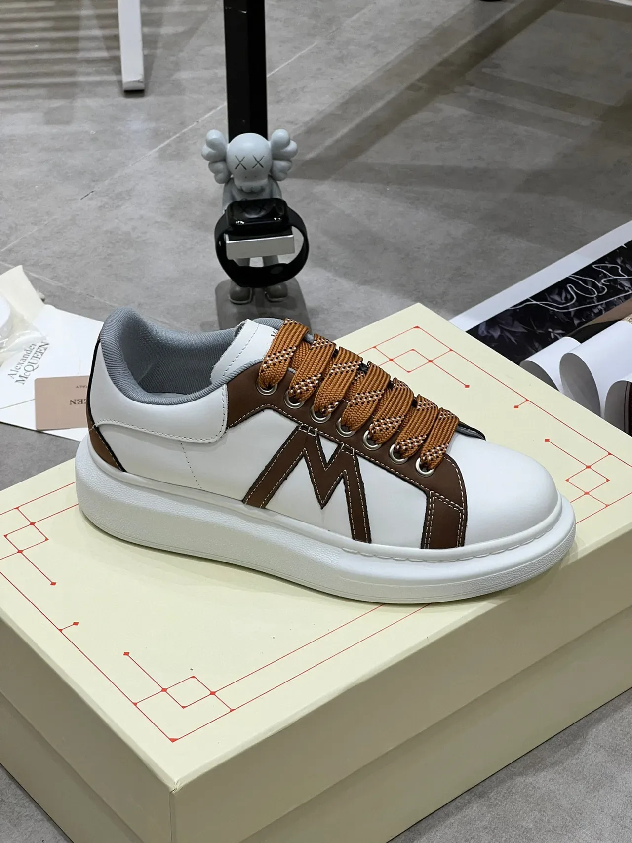 Alexander McQueen سنيكرز oversized أبيض وبني جلد lifestyle sneakers 7