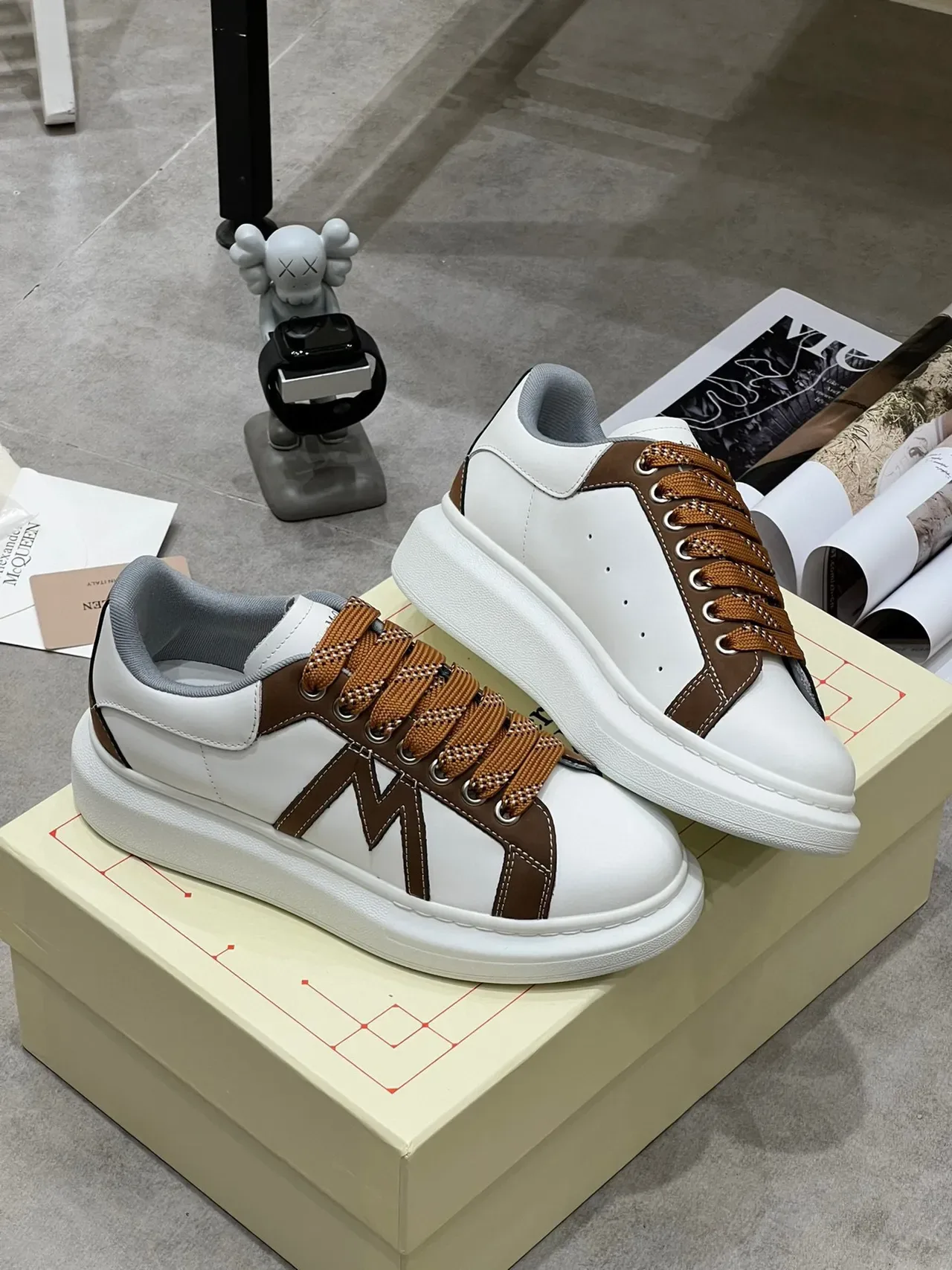 Alexander McQueen سنيكرز oversized أبيض وبني جلد lifestyle sneakers 8