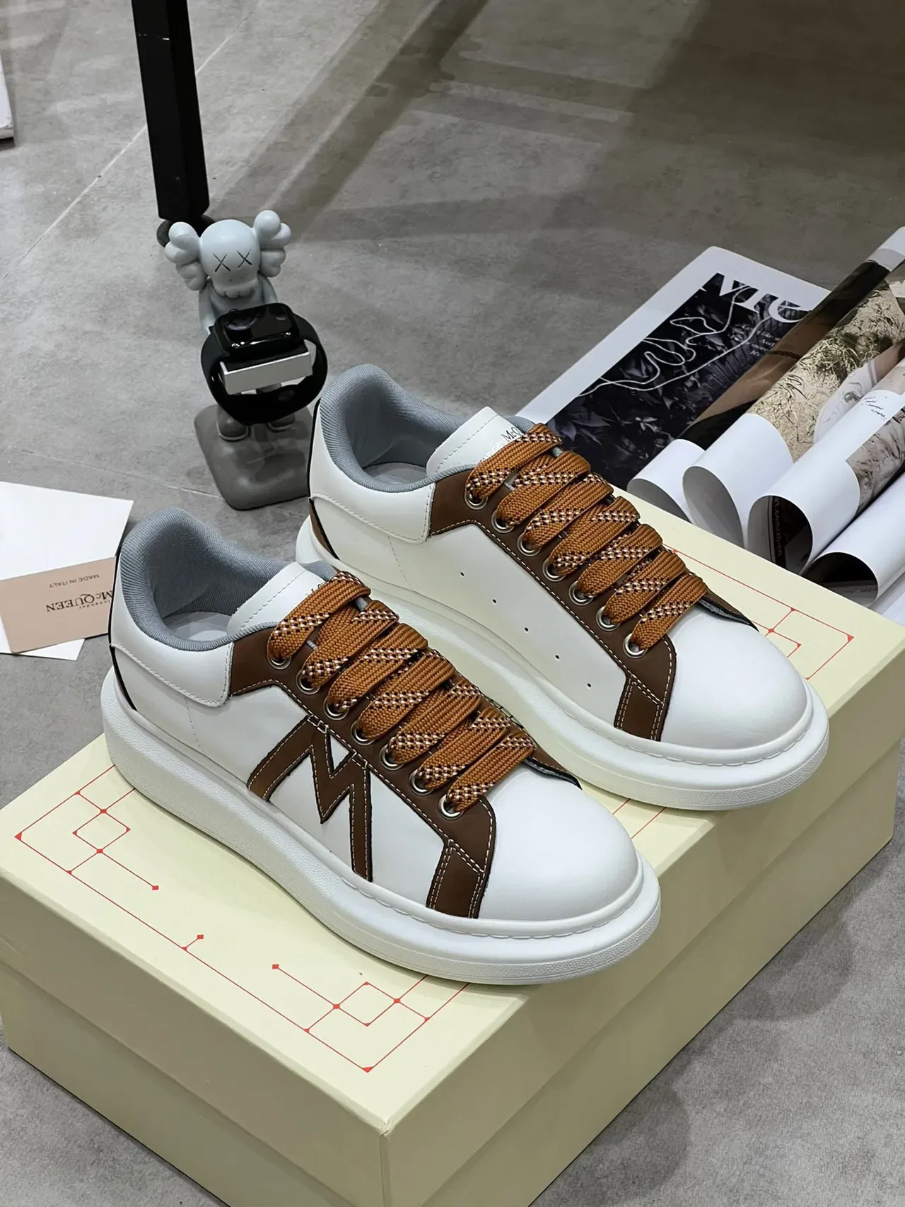 Alexander McQueen سنيكرز oversized أبيض وبني جلد lifestyle sneakers 9
