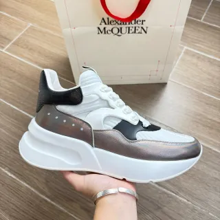 Alexander McQueen Oversized Sneaker सफेद इरिडेसेंट ब्लैक चंकी स्नीकर