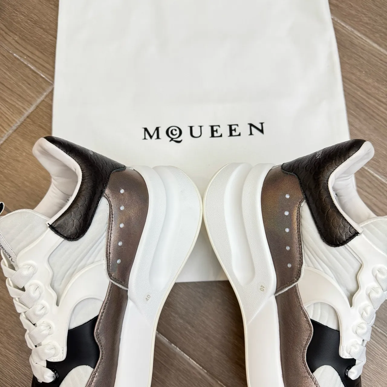 Alexander McQueen Oversized Sneaker सफेद इरिडेसेंट ब्लैक चंकी स्नीकर 2