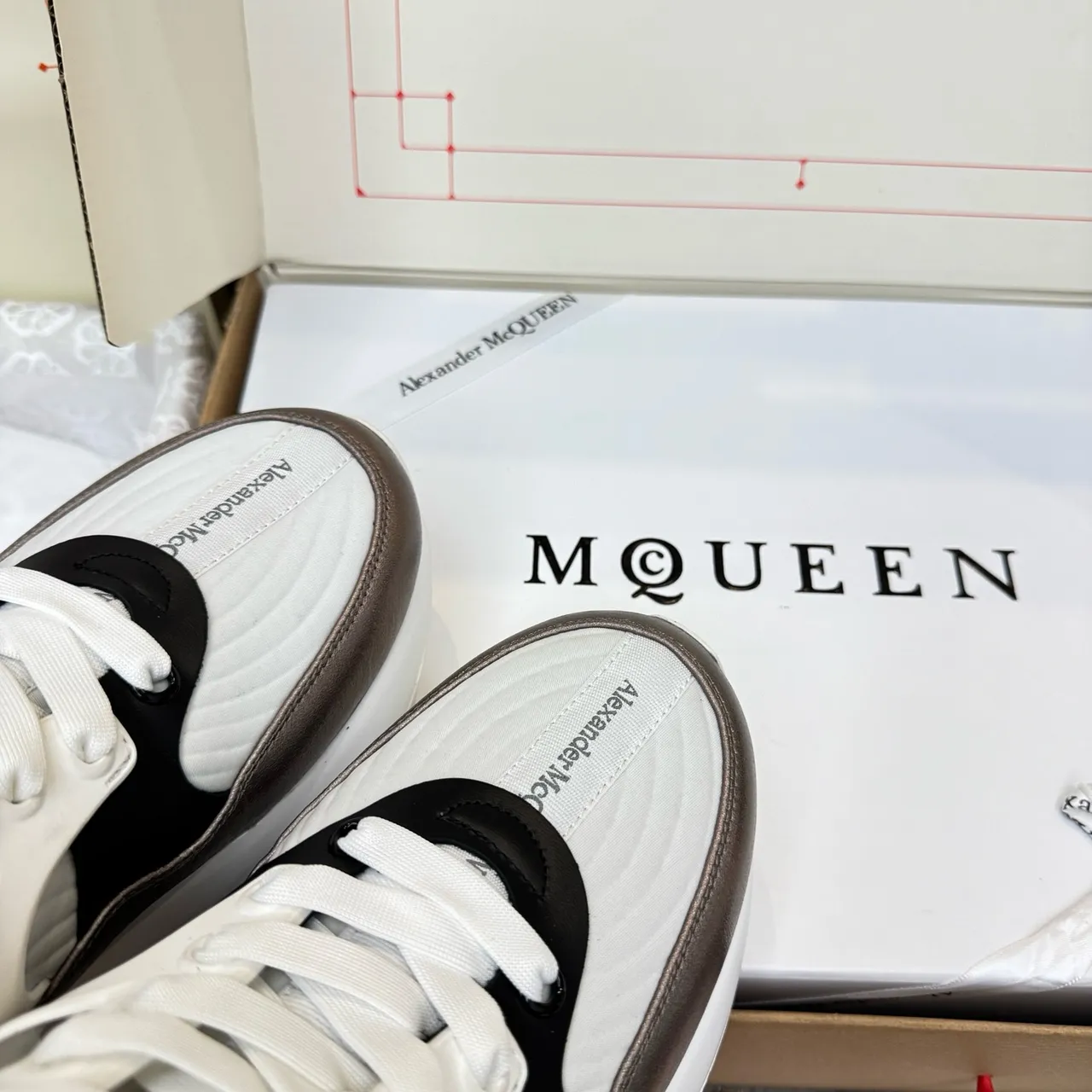 Alexander McQueen Oversized Sneaker सफेद इरिडेसेंट ब्लैक चंकी स्नीकर 3