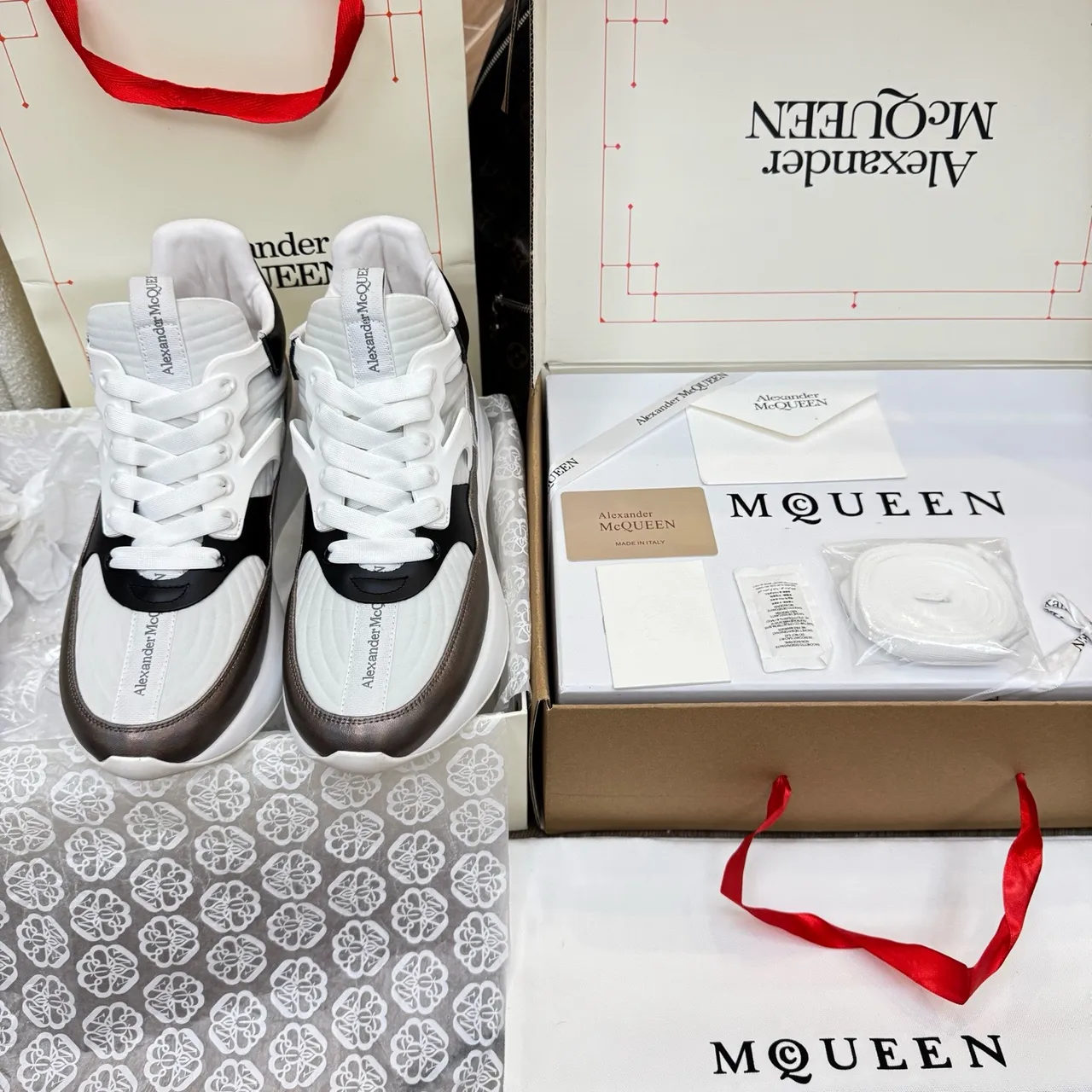 Alexander McQueen Oversized Sneaker सफेद इरिडेसेंट ब्लैक चंकी स्नीकर 4