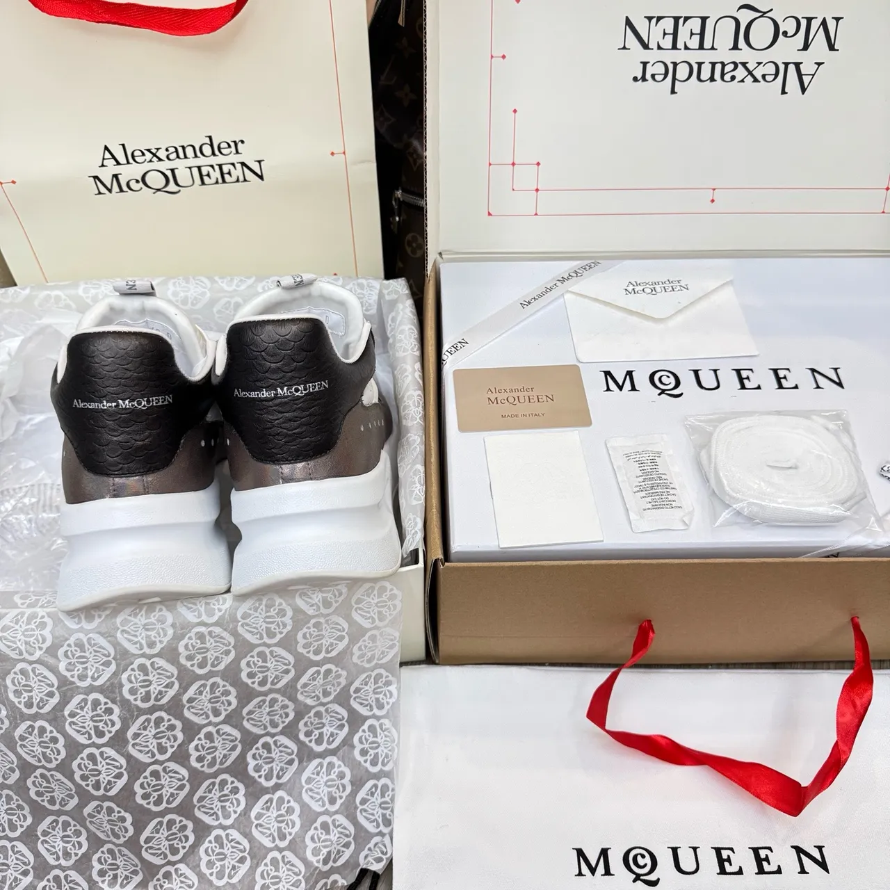 Alexander McQueen Oversized Sneaker सफेद इरिडेसेंट ब्लैक चंकी स्नीकर 5