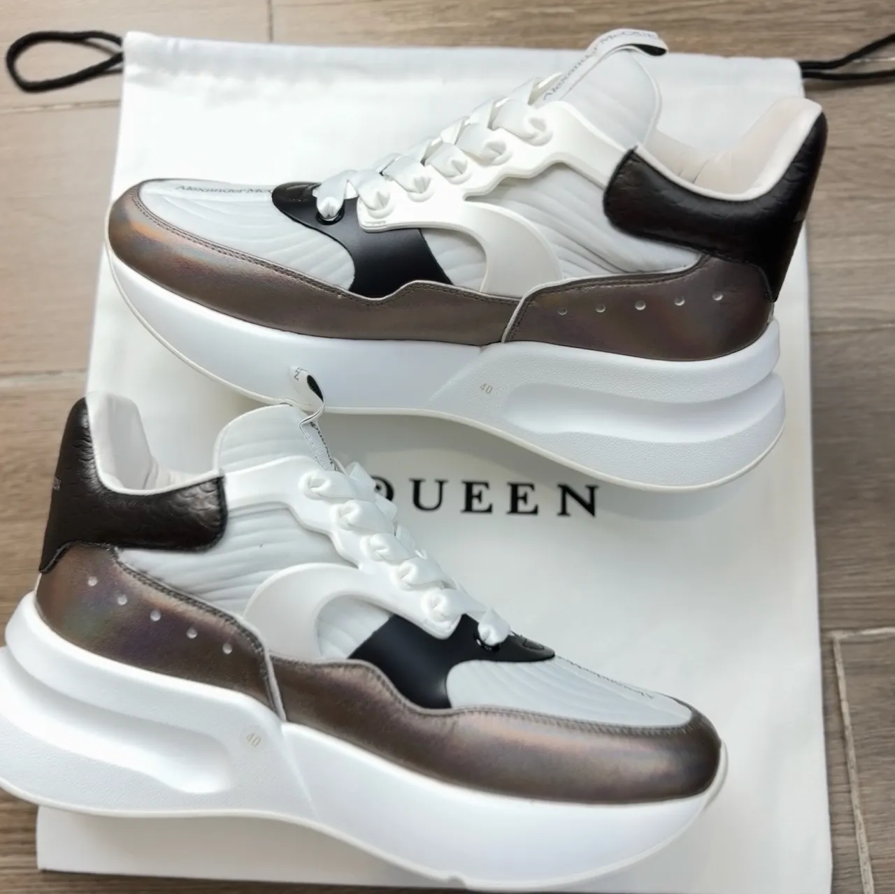 Alexander McQueen Oversized Sneaker सफेद इरिडेसेंट ब्लैक चंकी स्नीकर 6