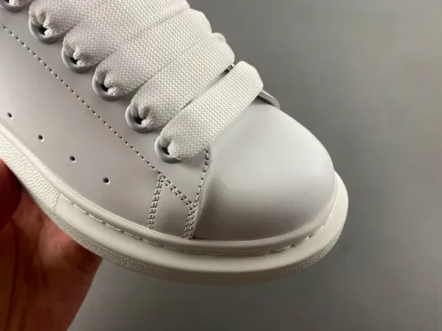 Alexander McQueen Sneakers Oversized Blanches Roses Semelle Plateforme Cuir Supérieur Sneakers Style de Vie 2
