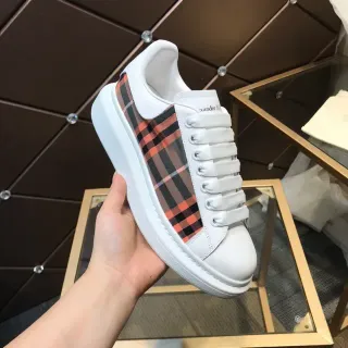 Alexander McQueen ओवरसाइज स्नीकर सफेद चेक साइड पैनल लाइफस्टाइल स्नीकर