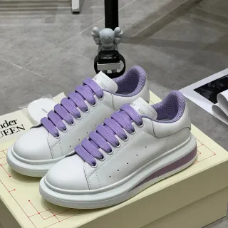 Alexander McQueen Oversized Sneaker सफेद बैंगनी एकमात्र perforated टो लाइफस्टाइल स्नीकर
