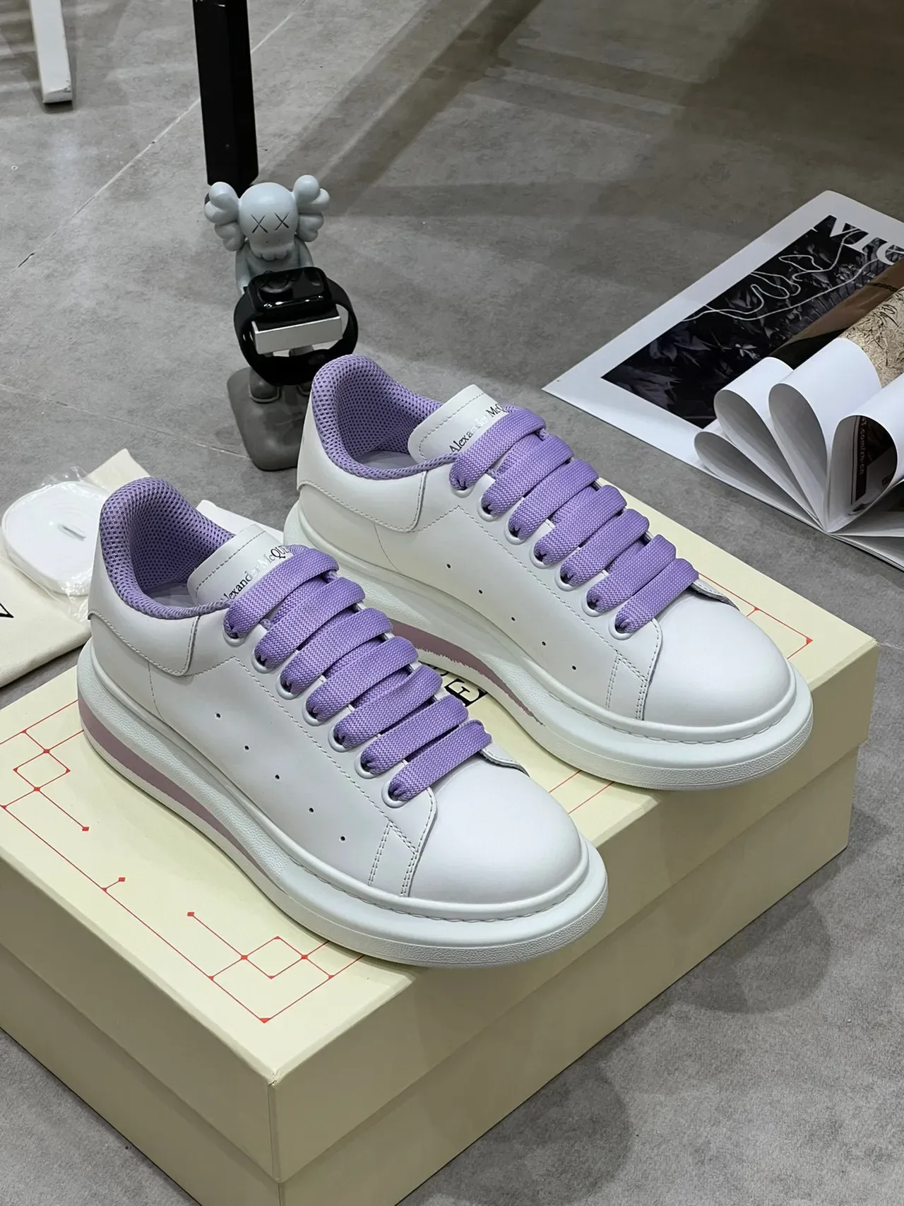 Alexander McQueen Oversized Sneaker सफेद बैंगनी एकमात्र perforated टो लाइफस्टाइल स्नीकर 2