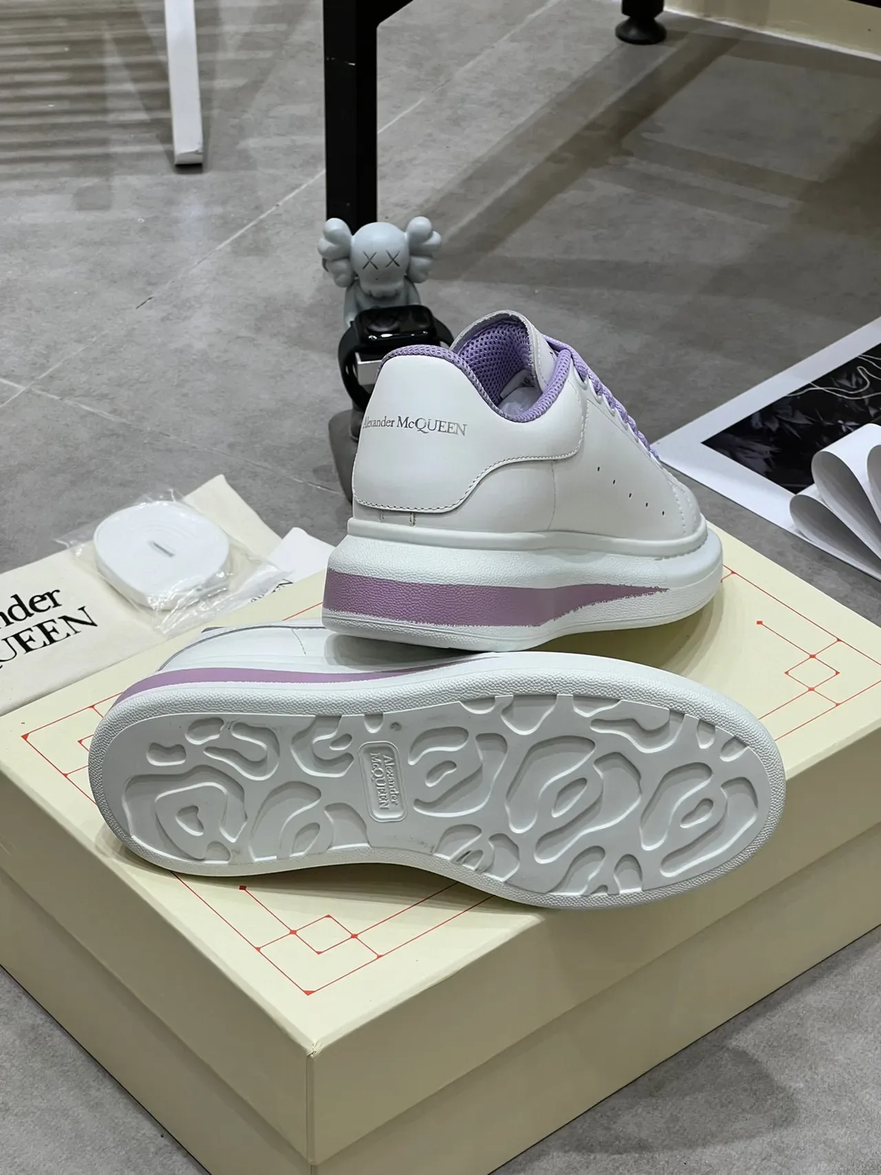 Alexander McQueen Oversized Sneaker सफेद बैंगनी एकमात्र perforated टो लाइफस्टाइल स्नीकर 3
