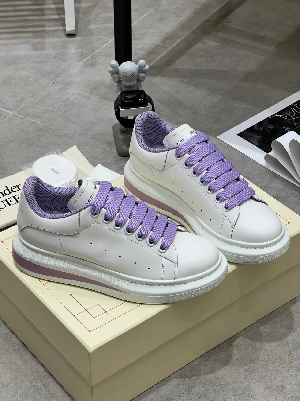 Alexander McQueen Oversized Sneaker सफेद बैंगनी एकमात्र perforated टो लाइफस्टाइल स्नीकर 4