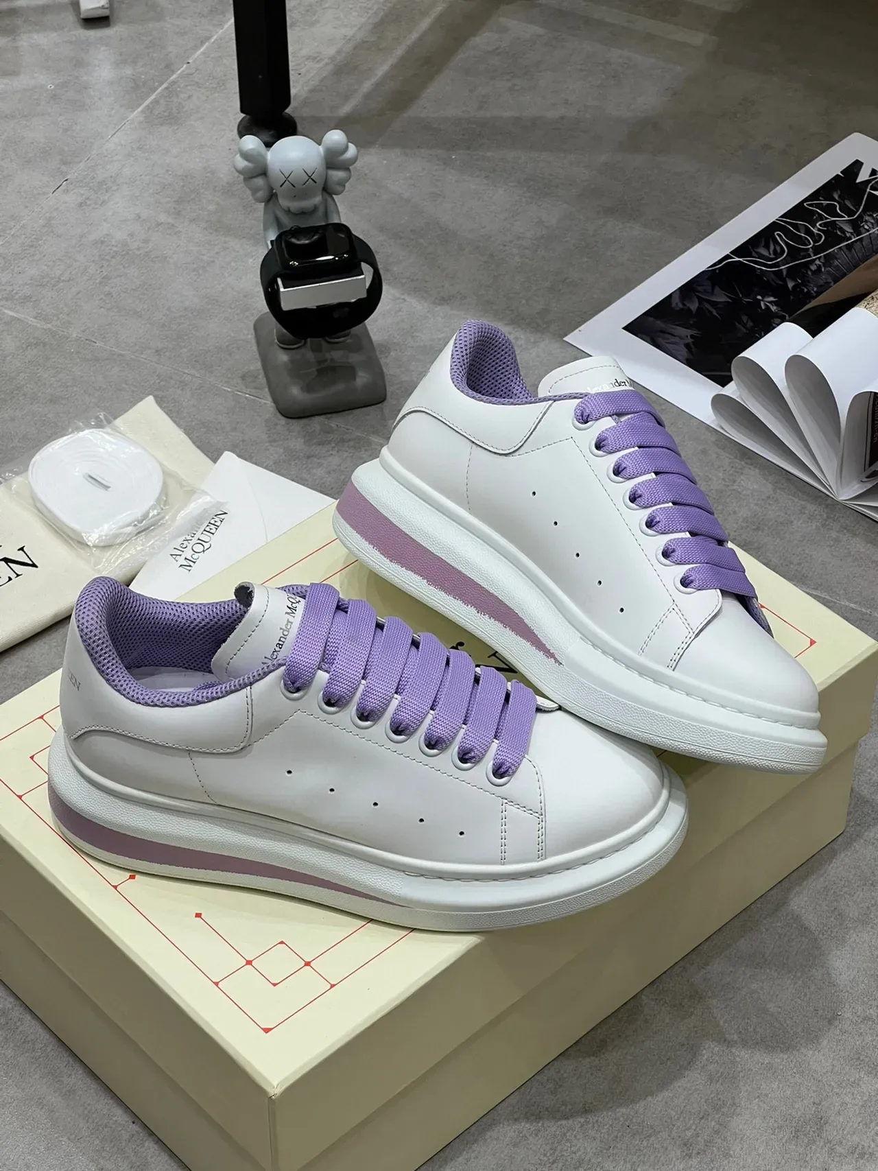 Alexander McQueen Oversized Sneaker सफेद बैंगनी एकमात्र perforated टो लाइफस्टाइल स्नीकर 5