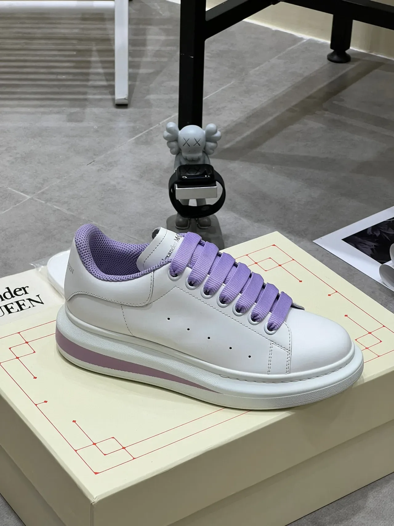 Alexander McQueen Oversized Sneaker सफेद बैंगनी एकमात्र perforated टो लाइफस्टाइल स्नीकर 6