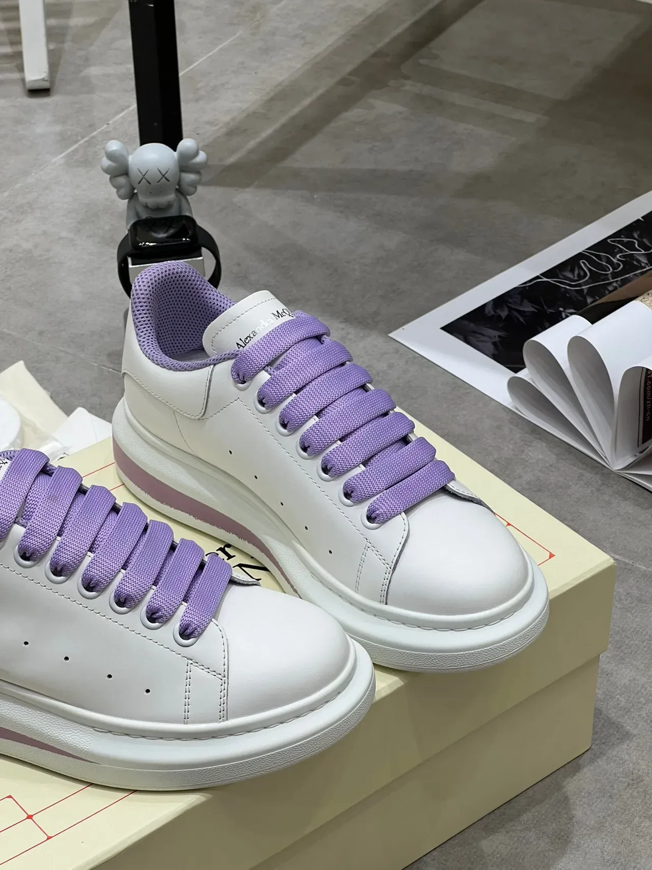 Alexander McQueen Oversized Sneaker सफेद बैंगनी एकमात्र perforated टो लाइफस्टाइल स्नीकर 7