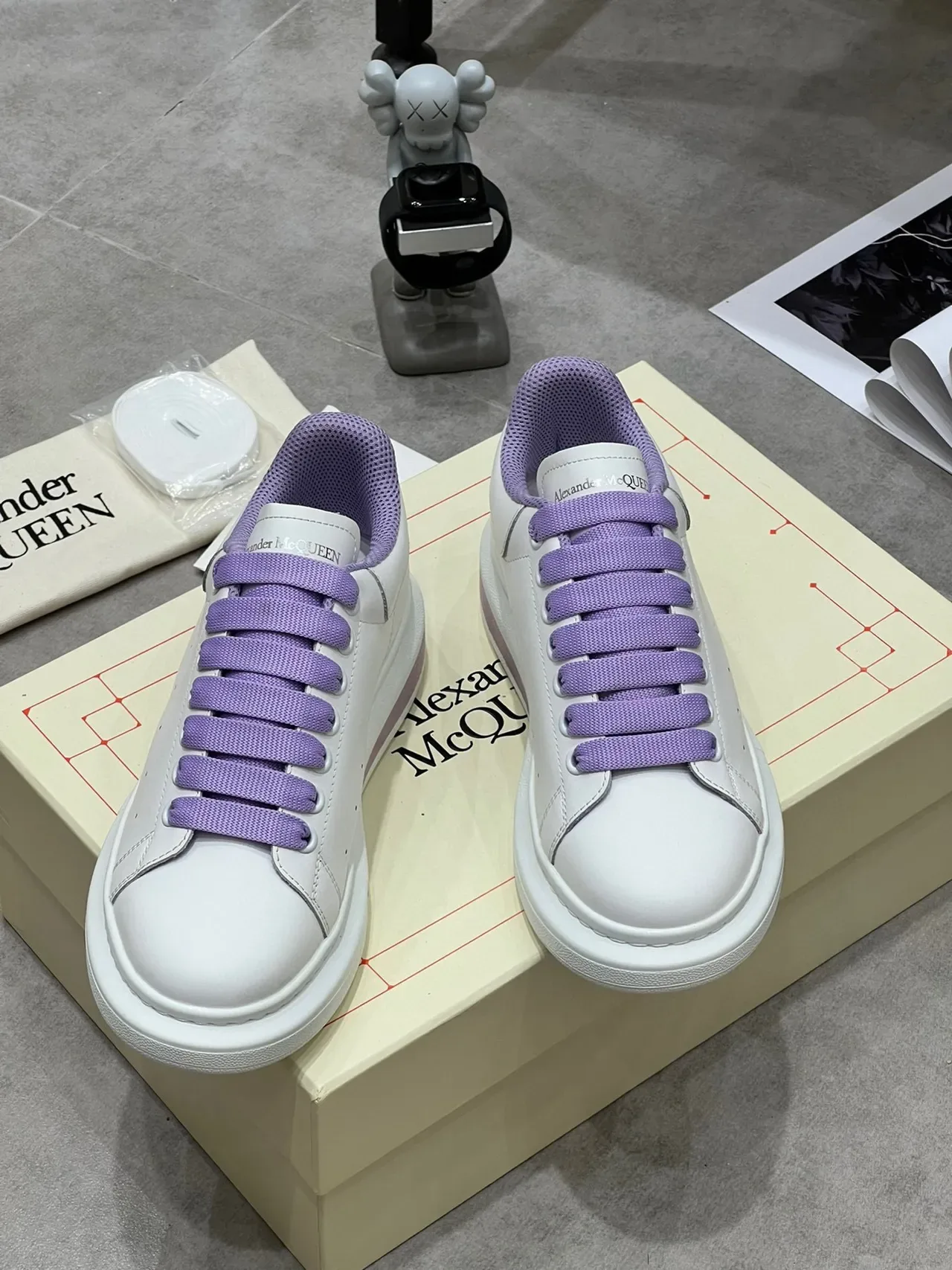 Alexander McQueen Oversized Sneaker सफेद बैंगनी एकमात्र perforated टो लाइफस्टाइल स्नीकर 8