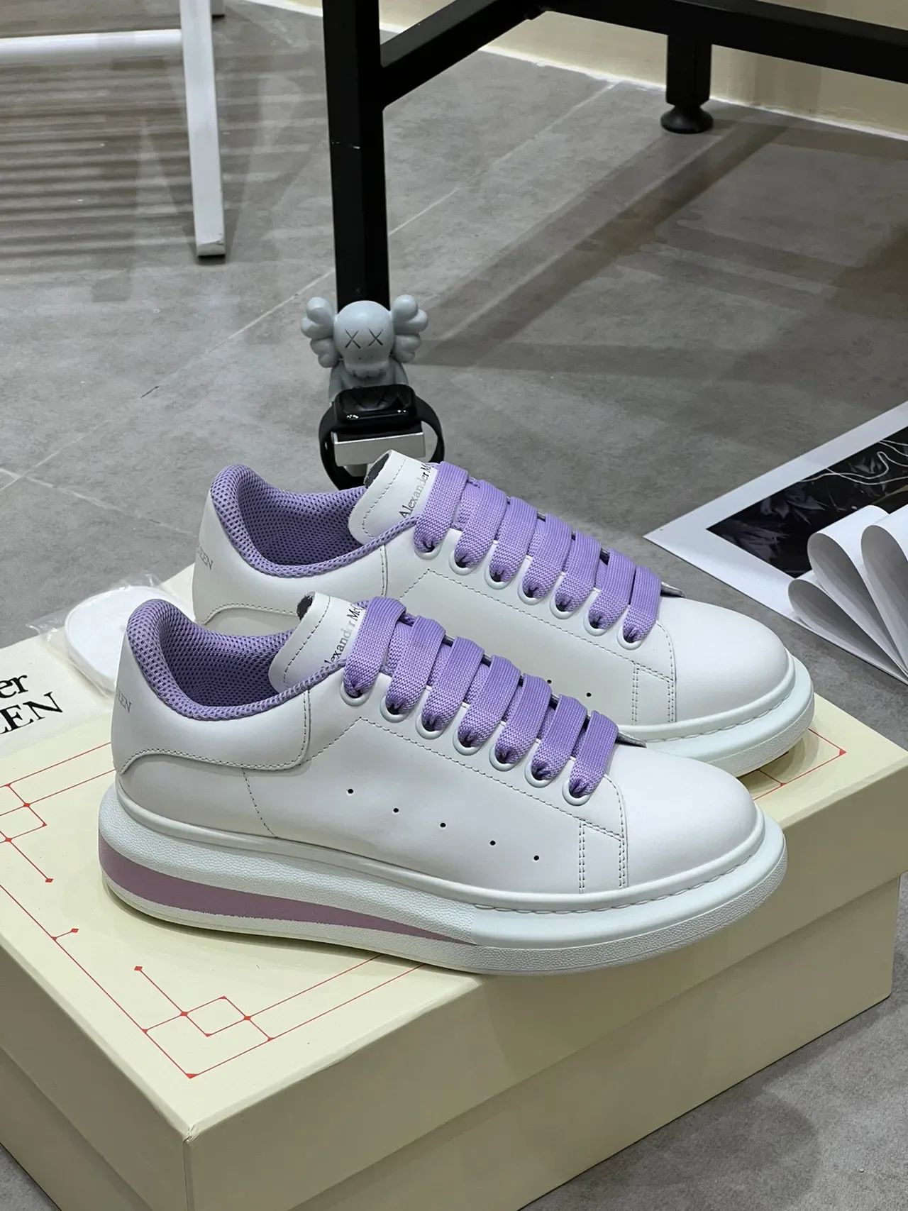 Alexander McQueen Oversized Sneaker सफेद बैंगनी एकमात्र perforated टो लाइफस्टाइल स्नीकर 9