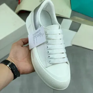 Alexander McQueen ओवरसाइज्ड स्नीकर व्हाइट सिल्वर सोल कैनवास अपर लाइफस्टाइल स्नीकर