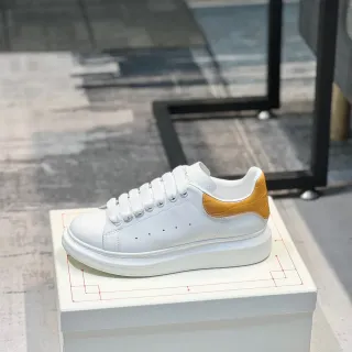 Alexander McQueen ओवरसाइज्ड स्नीकर सफेद पीला प्लेटफॉर्म सोल चमड़े का ऊपरी भाग लाइफस्टाइल स्नीकर