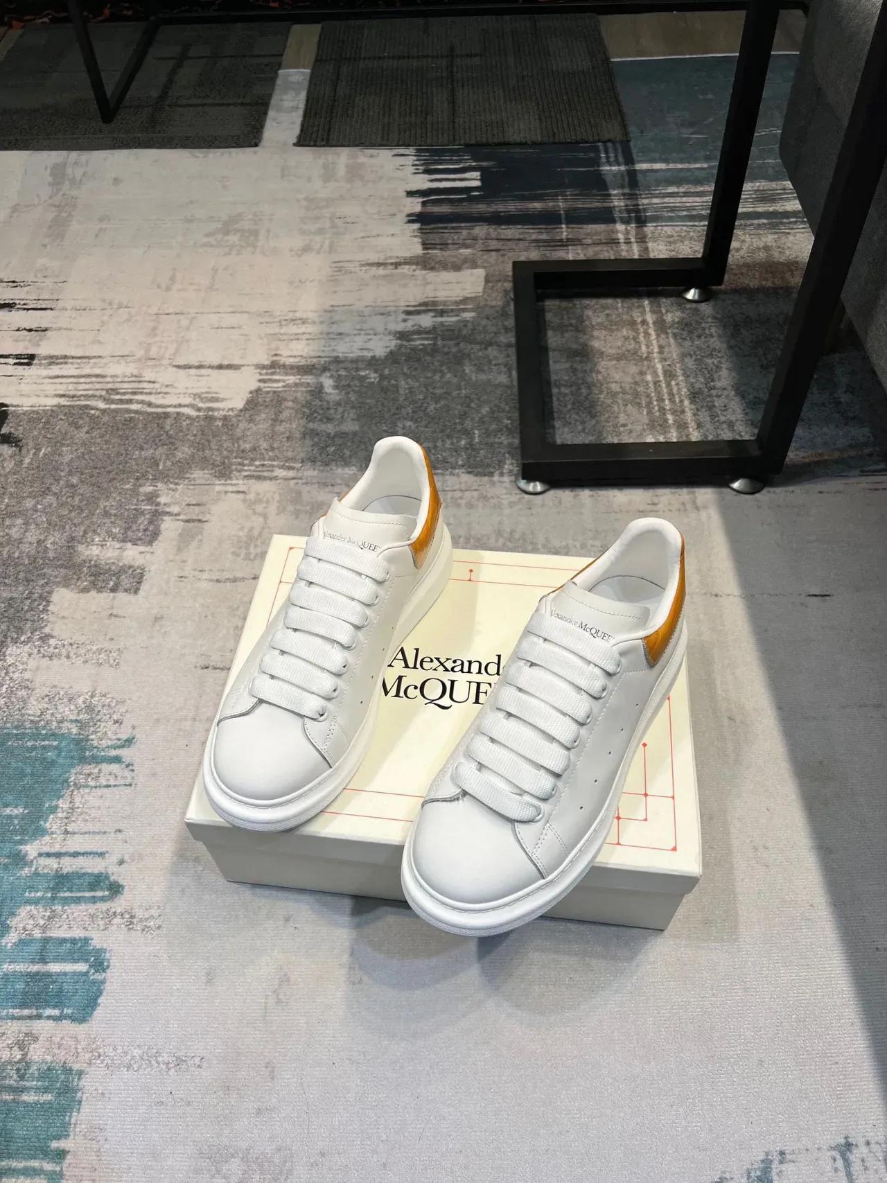 Alexander McQueen ओवरसाइज्ड स्नीकर सफेद पीला प्लेटफॉर्म सोल चमड़े का ऊपरी भाग लाइफस्टाइल स्नीकर 4