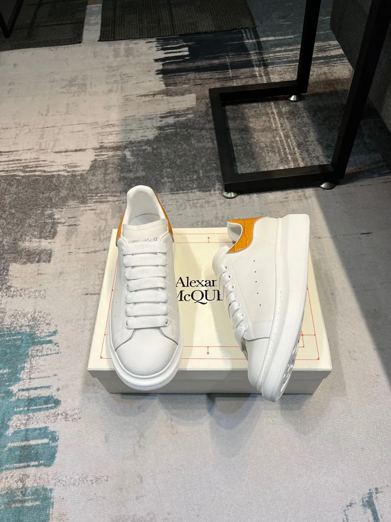 Alexander McQueen ओवरसाइज्ड स्नीकर सफेद पीला प्लेटफॉर्म सोल चमड़े का ऊपरी भाग लाइफस्टाइल स्नीकर 5