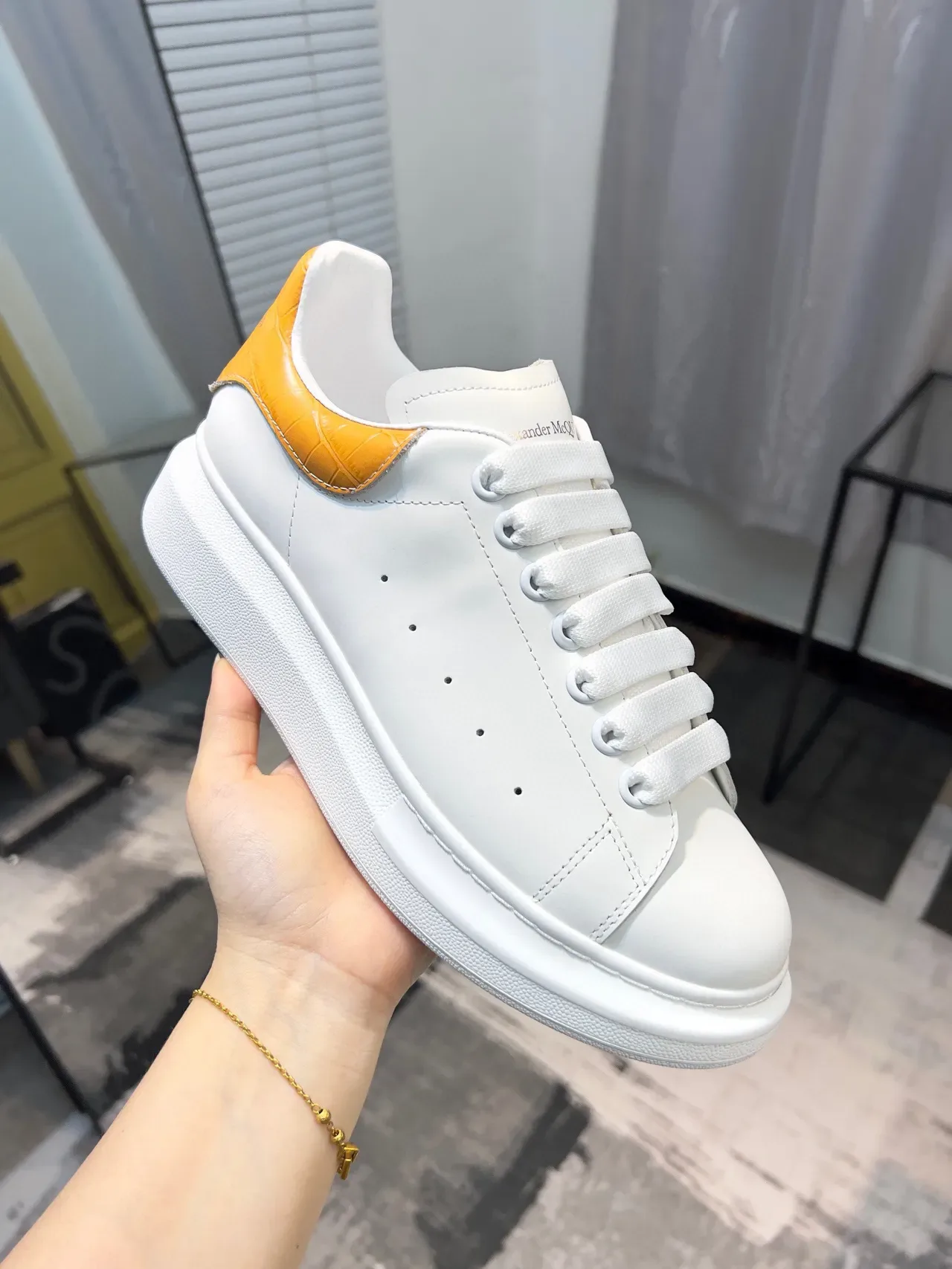 Alexander McQueen ओवरसाइज्ड स्नीकर सफेद पीला प्लेटफॉर्म सोल चमड़े का ऊपरी भाग लाइफस्टाइल स्नीकर 6