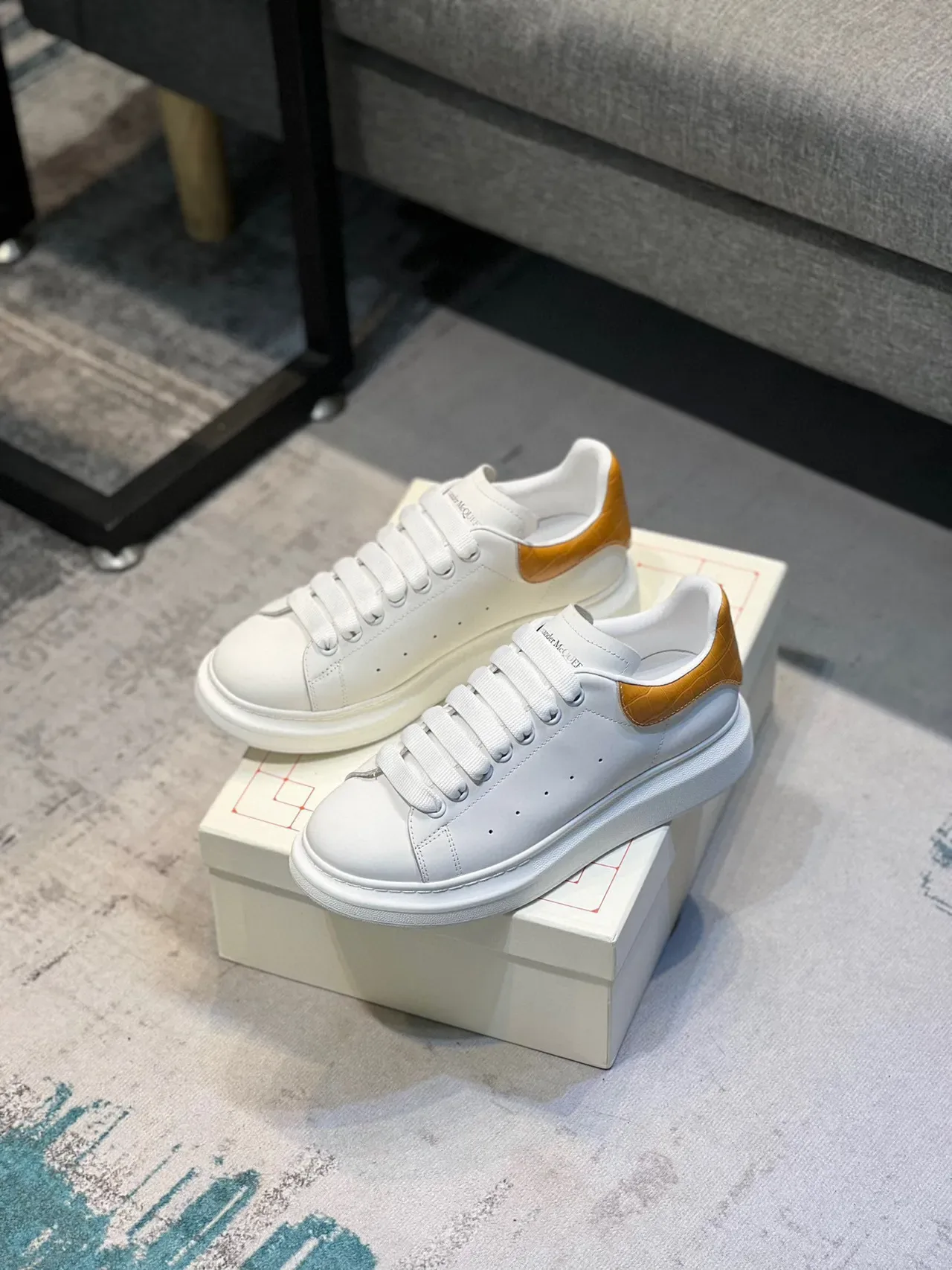 Alexander McQueen ओवरसाइज्ड स्नीकर सफेद पीला प्लेटफॉर्म सोल चमड़े का ऊपरी भाग लाइफस्टाइल स्नीकर 7