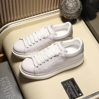 Alexander McQueen सफेद चांदी ओवरसाइज सिल्हूट चमड़े की ऊपरी सतह लाइफस्टाइल स्नीकर्स