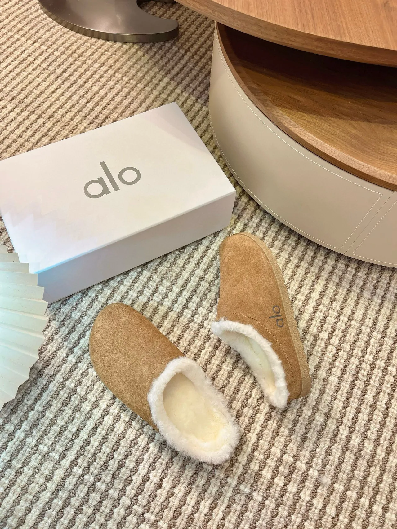 Pantuflas Alo de gamuza tostada con forro de borreguillo 2