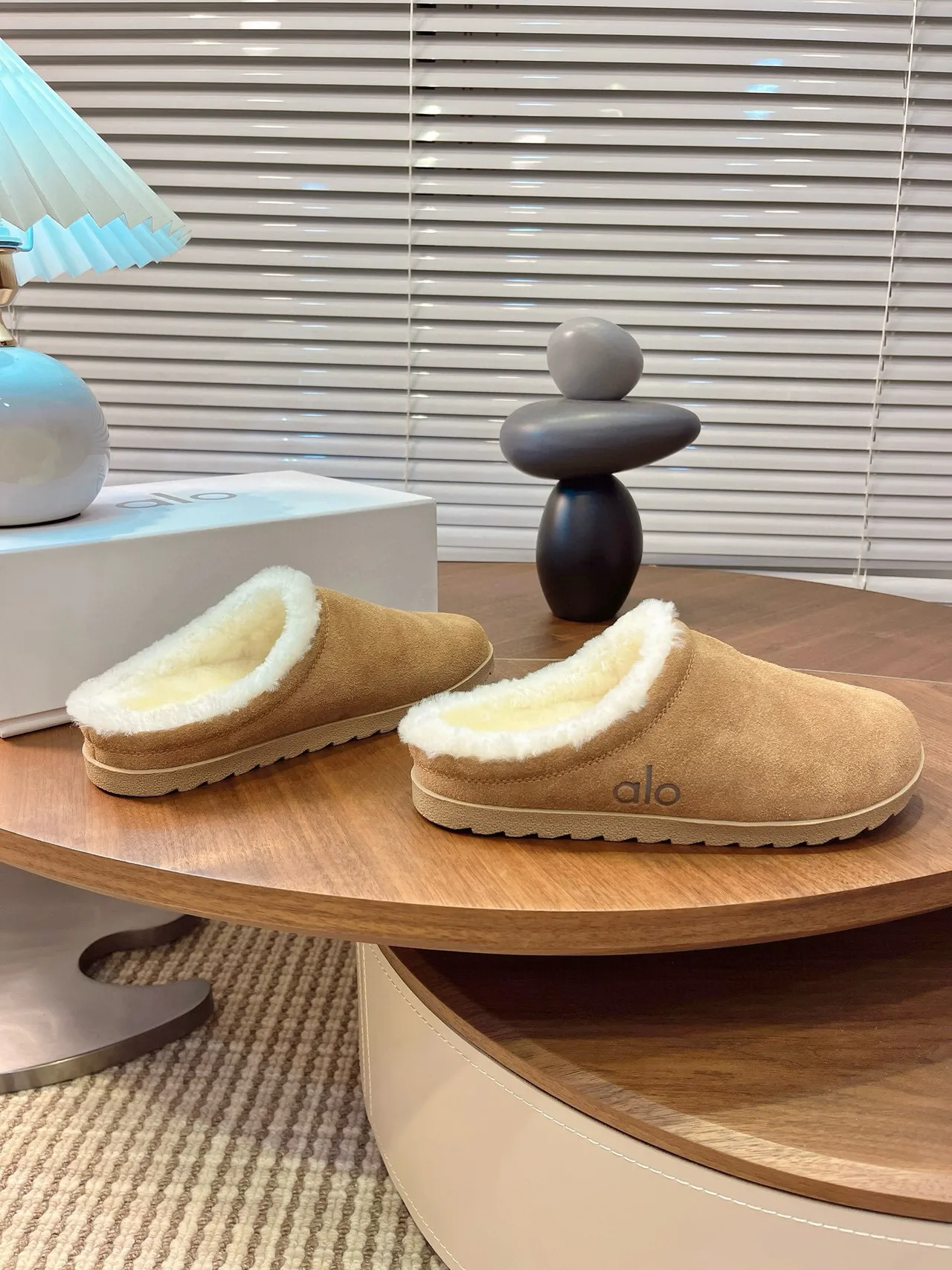 Pantuflas Alo de gamuza tostada con forro de borreguillo 3
