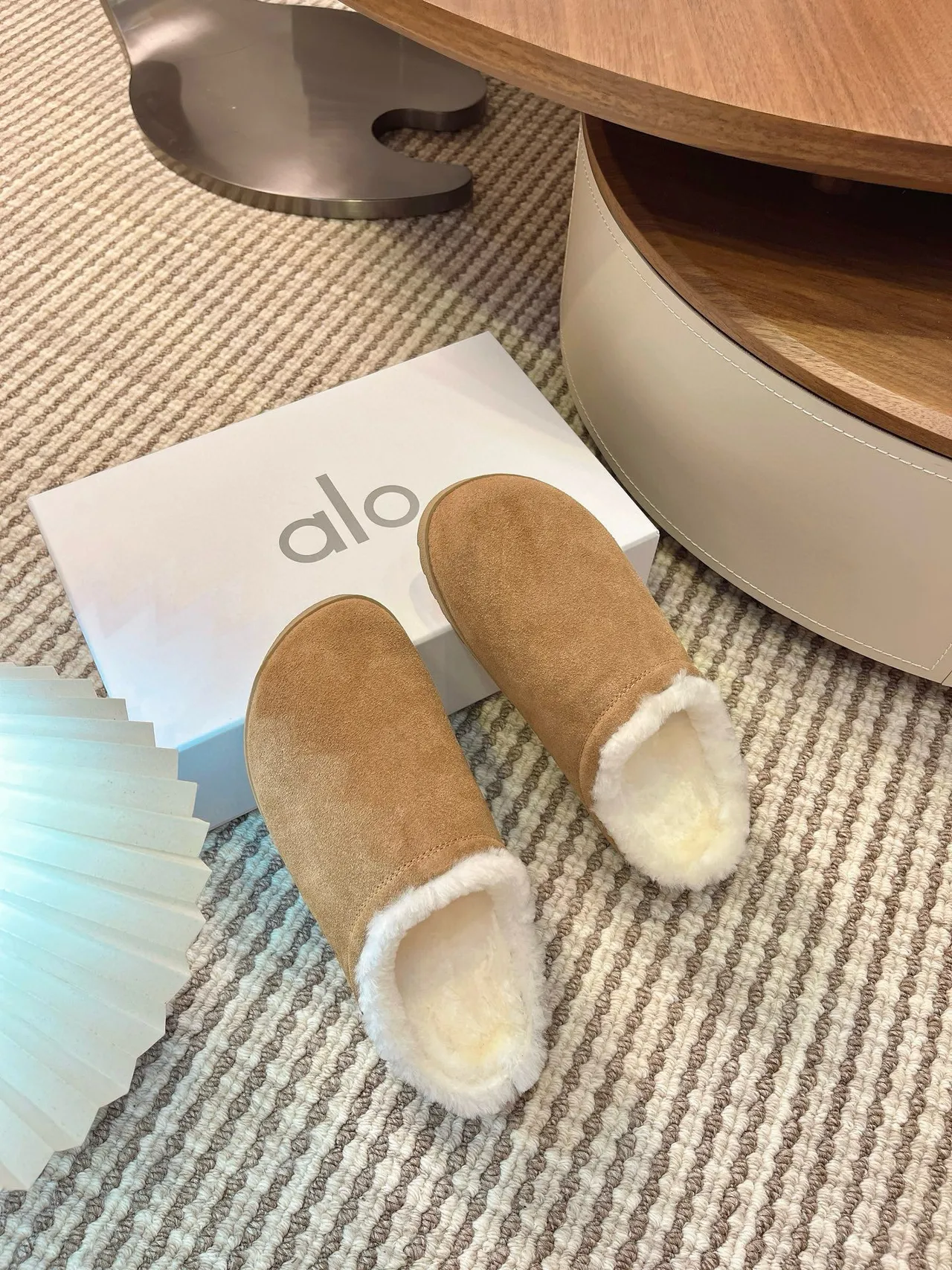 Pantuflas Alo de gamuza tostada con forro de borreguillo 4