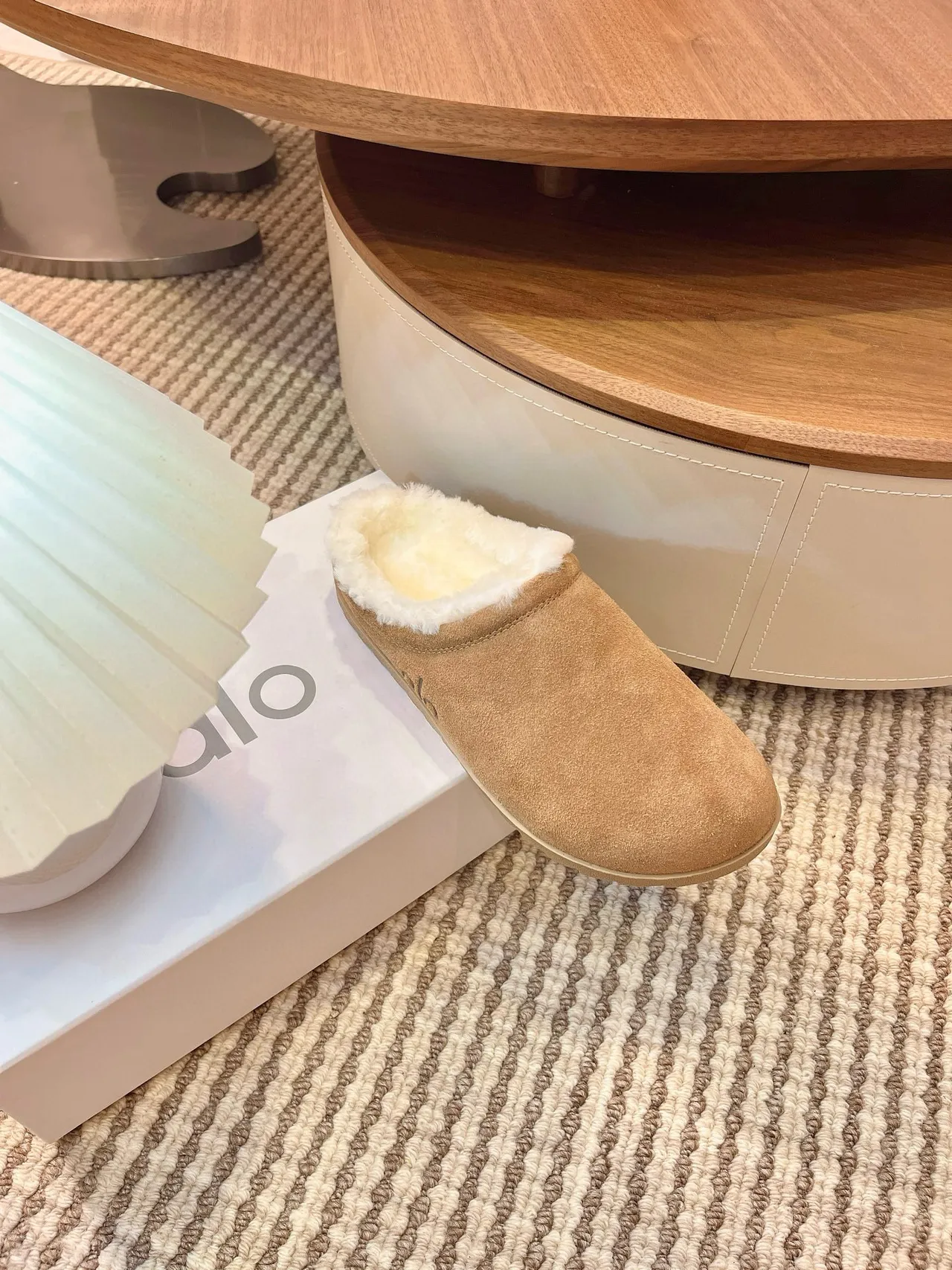 Pantuflas Alo de gamuza tostada con forro de borreguillo 6