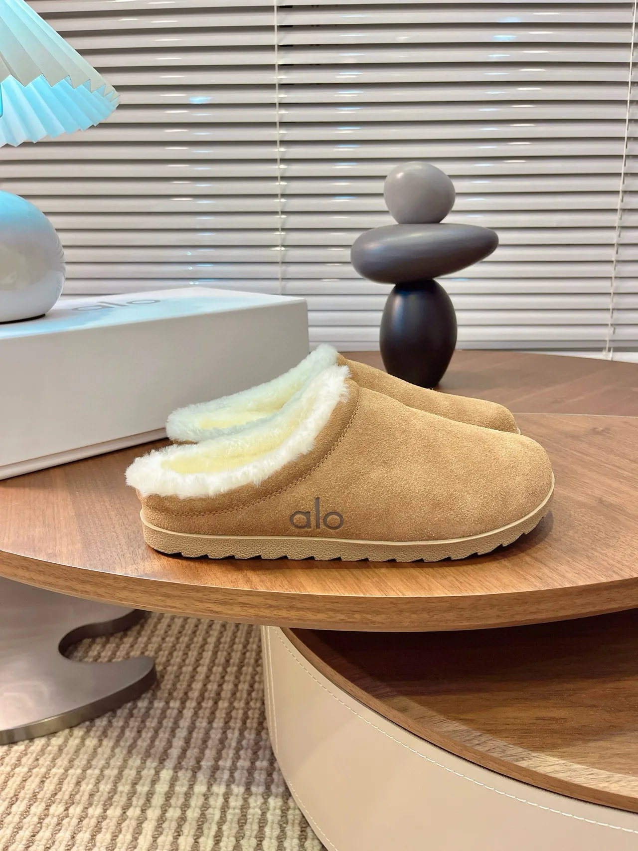 Pantuflas Alo de gamuza tostada con forro de borreguillo 7