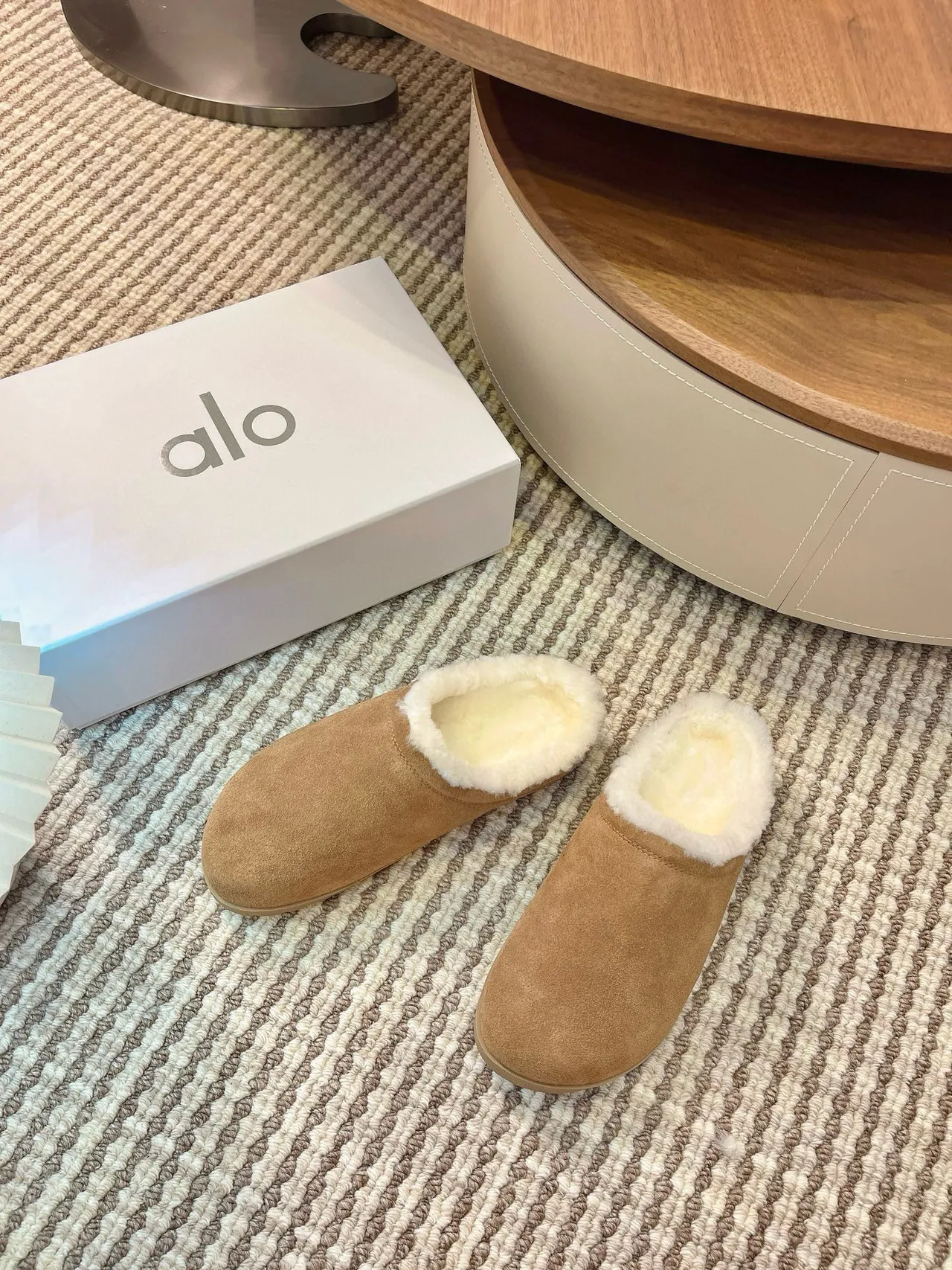 Pantuflas Alo de gamuza tostada con forro de borreguillo 8