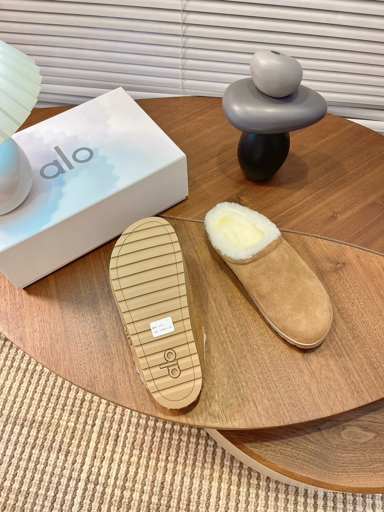 Pantuflas Alo de gamuza tostada con forro de borreguillo 9