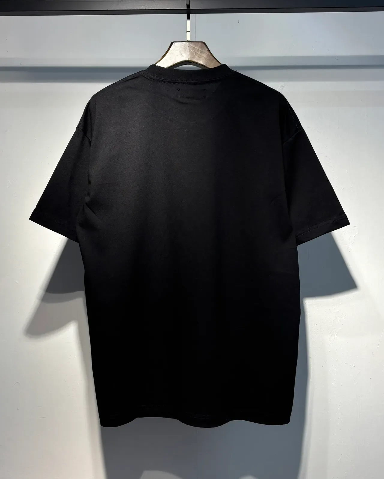 Camiseta gráfica Amiri con escudo de águila 2