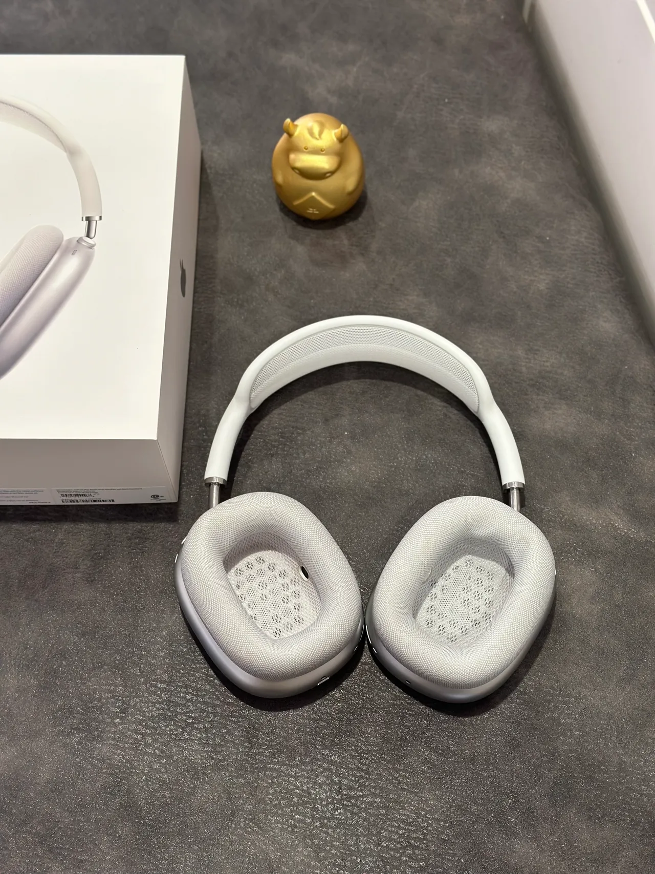 Apple AirPods Max White Over-Ear Headphones 6