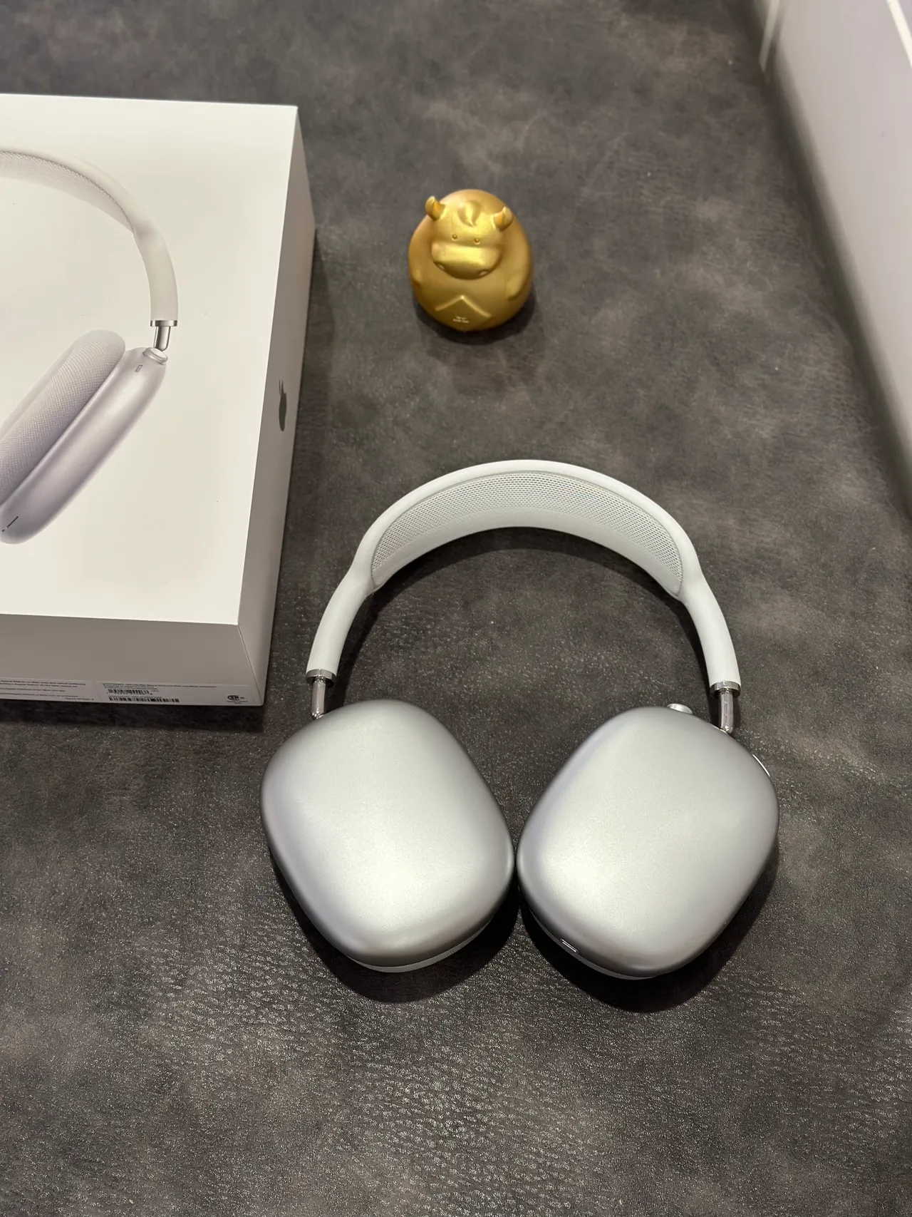 Apple AirPods Max White Over-Ear Headphones 7