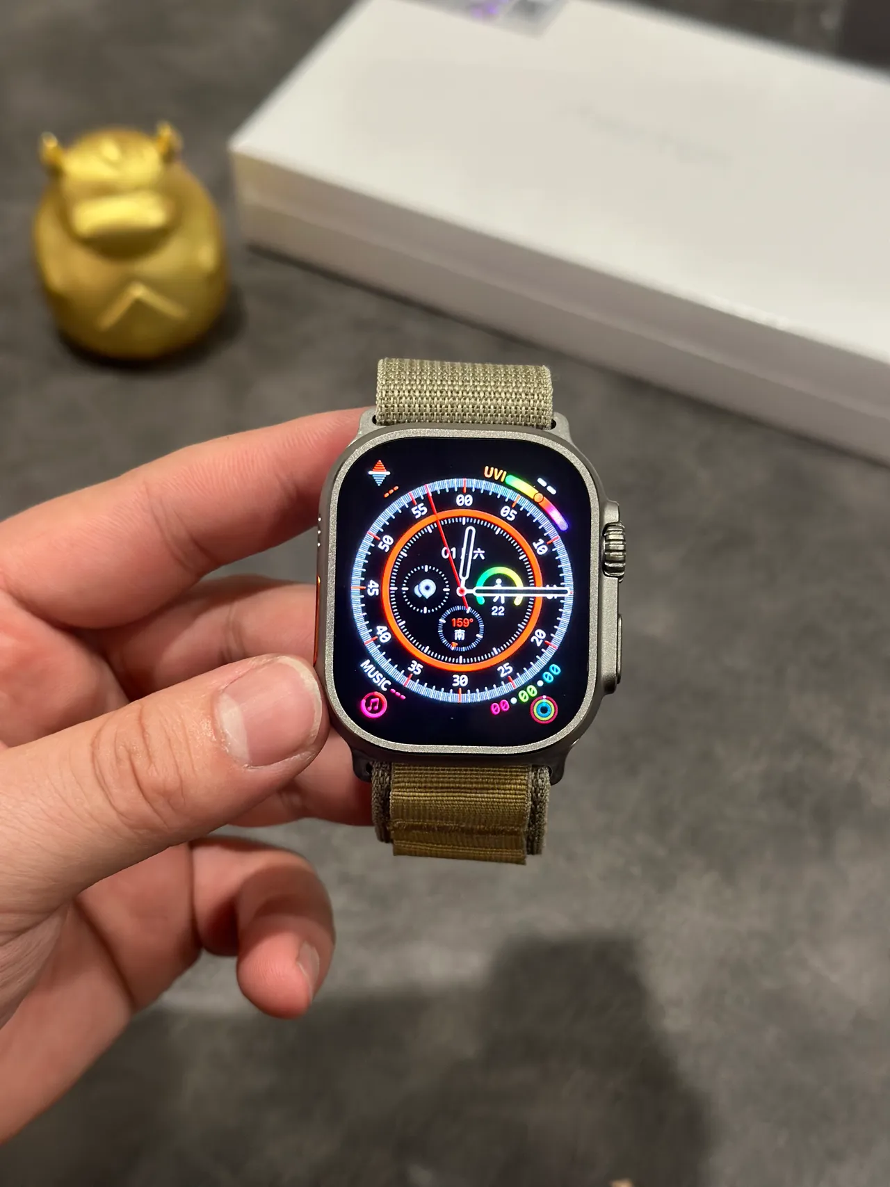 Apple Watch Ultra टाइटेनियम ग्रे खेल घड़ी 5