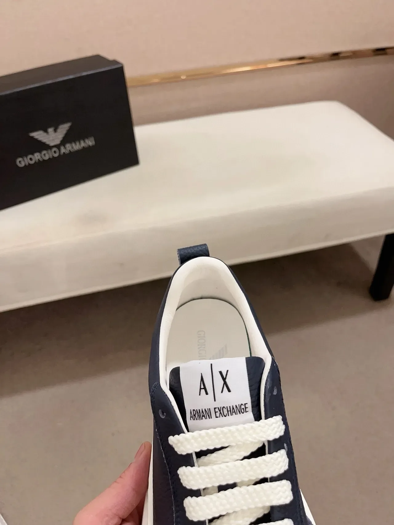 Armani Exchange नेवी व्हाइट दानेदार चमड़ा कॉन्ट्रास्ट लेस लाइफस्टाइल स्नीकर 4